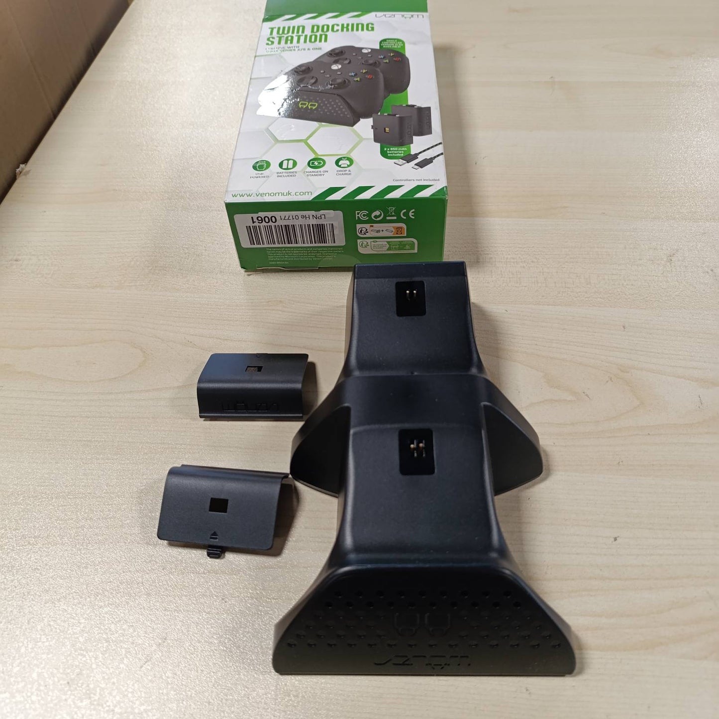 276774 - VENOM Stacion Karikimi Dyfishtë me 2 Pako Baterish të Rikarikueshme, Ngjyrë e Zezë (Xbox Series X dhe S/Xbox One)