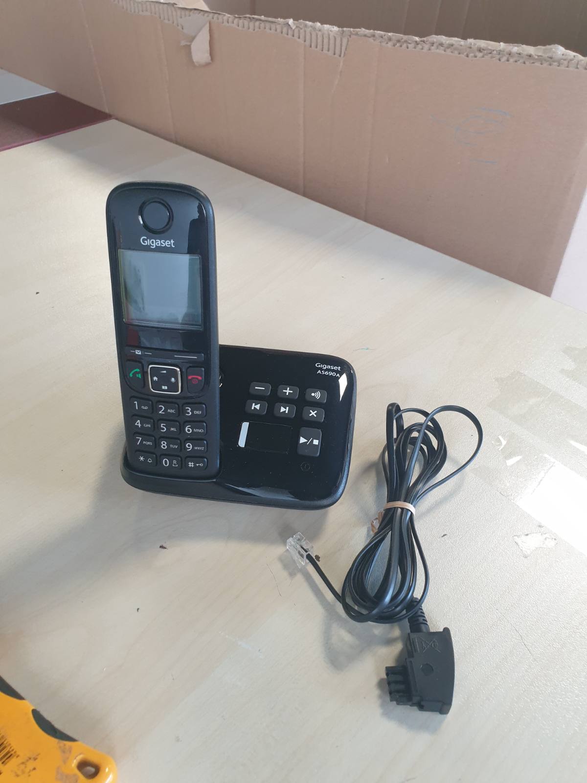 276449 - GIGASET AS690A - Telefon DECT pa tel me sekretari - ekran i madh me kontrast të lartë - profile tingulli të rregullueshme - funksion pa duar - mbrojtje nga thirrjet, i zi