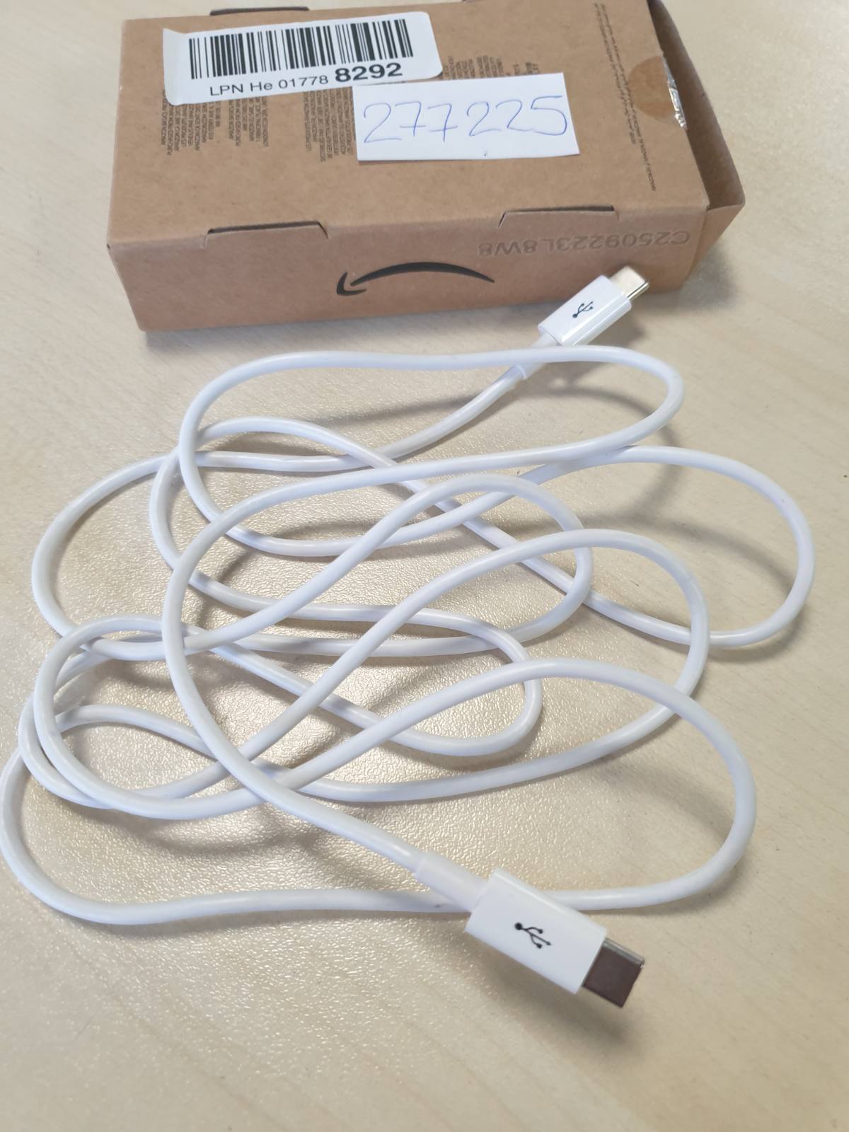 277225 - AMAZON BASICS Kabllo karikimi të shpejtë USB-C në USB-C, 1.8 m, shpejtësi transferimi 480 Mbps, i çertifikuar USB-IF, i bardhë