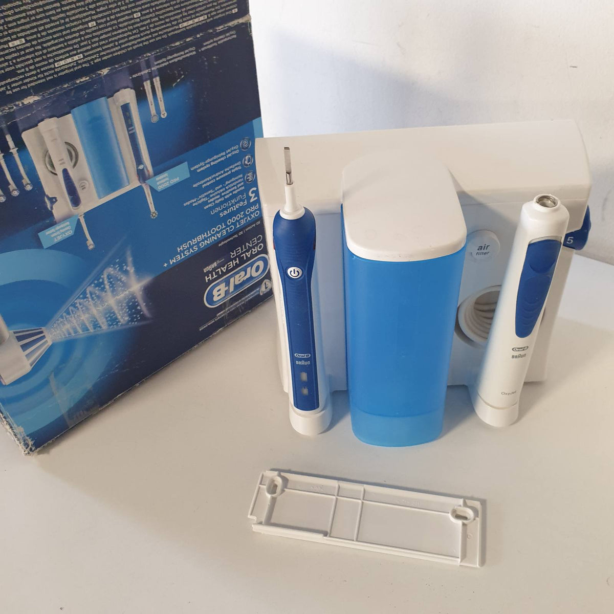 301613 - ORAL-B Dorezë furçe dhëmbësh elektrike Pro 2000 dhe ujitës Oxyjet, 4 gryka Oxyjet, 3 koka furçe, e bardhë