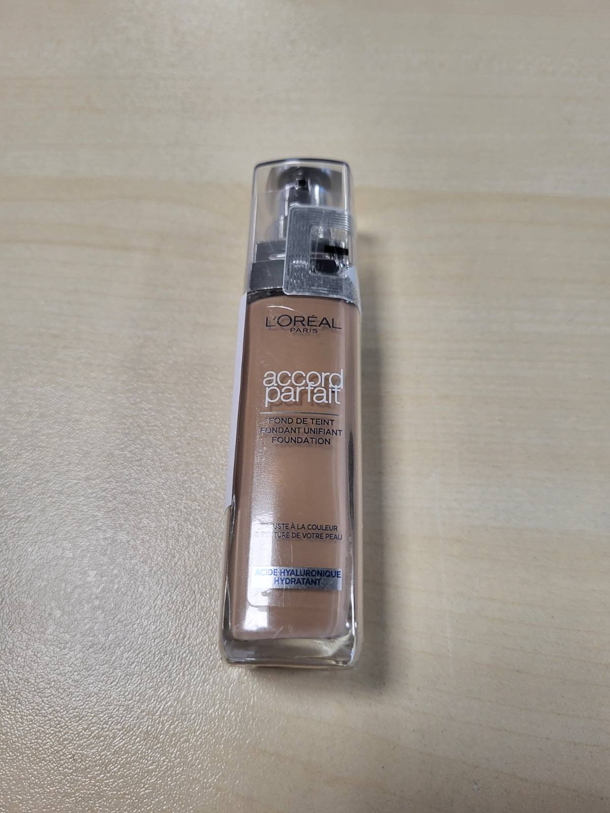 317768 - L'ORÉAL PARIS Fondatinë e lëngshme - Hidratim 24 orësh - Formulë me acid hialuronik - Të gjitha llojat e lëkurës - Përputhje perfekte - Nuanca: Bezhë (4.N) - 30 ml