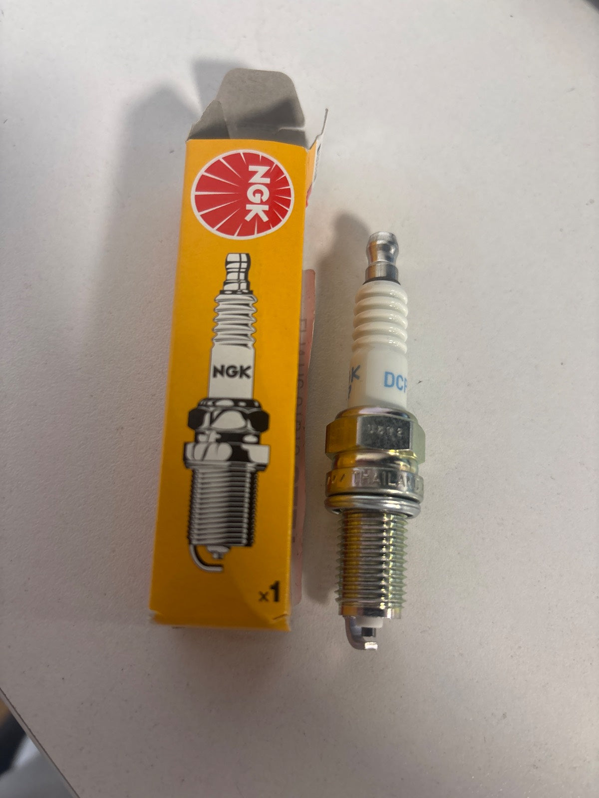 289284 - NGK Kandela DCPR8E, 4339 | Kutia e Verdhë | 1 copë