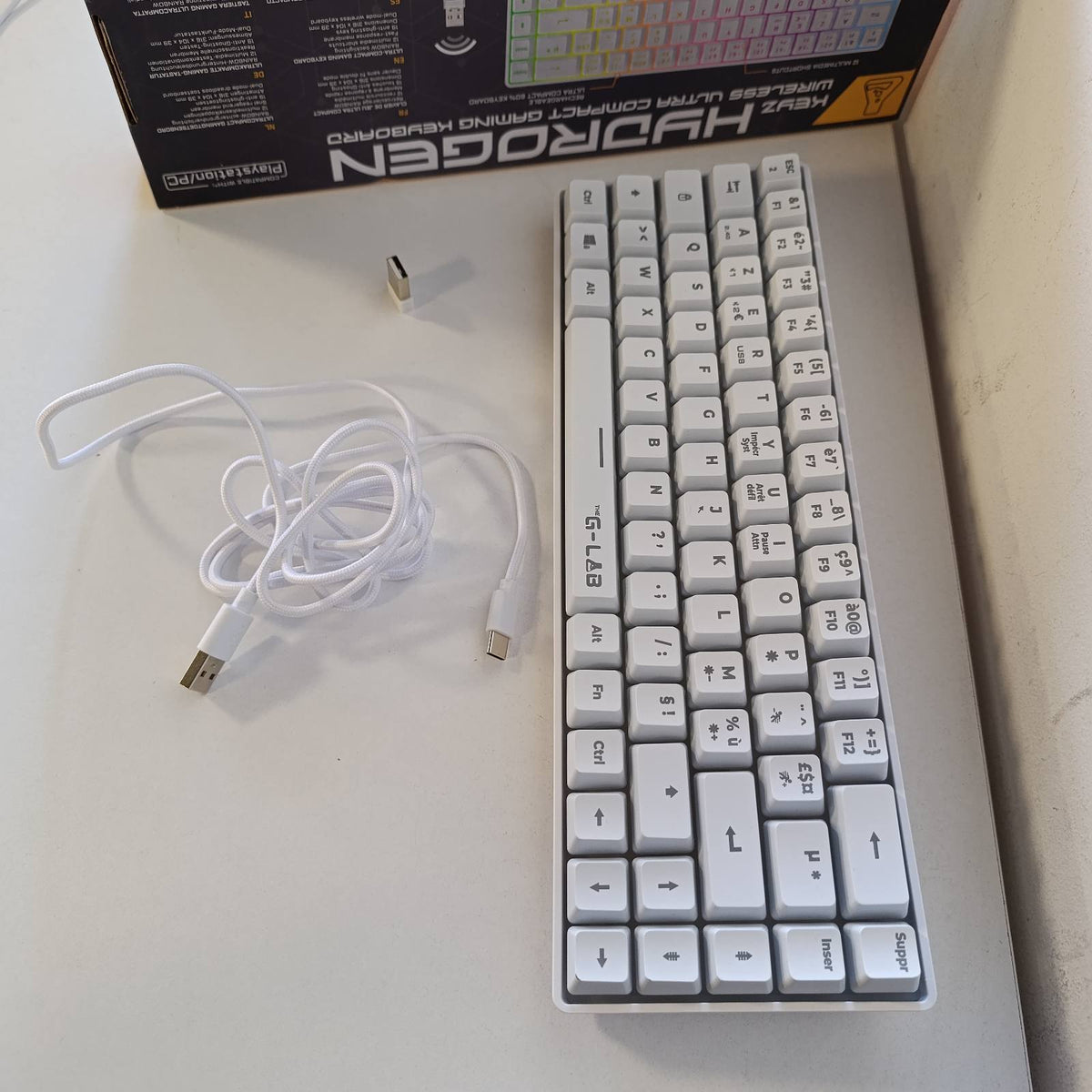 319946 - G-LAB Keyz Hydrogen WL Tastierë Pa Tel për Lojëra, 60% Gjysmë-Mekanike, AZERTY, RGB Shumëngjyrëshe, Format Kompakt TKL, PC/PS4/PS5, E Re (E Bardhë)
