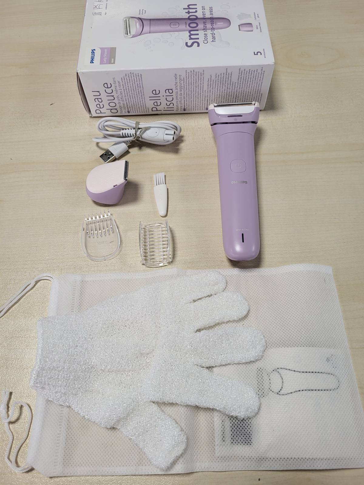 315829 - PHILIPS Lady Shaver Series 8000, makinë rroje pa tel, 3 tehe, kokë fleksibile, dritë LED, jetëgjatësi baterie 100 minuta, modeli BRL149/00