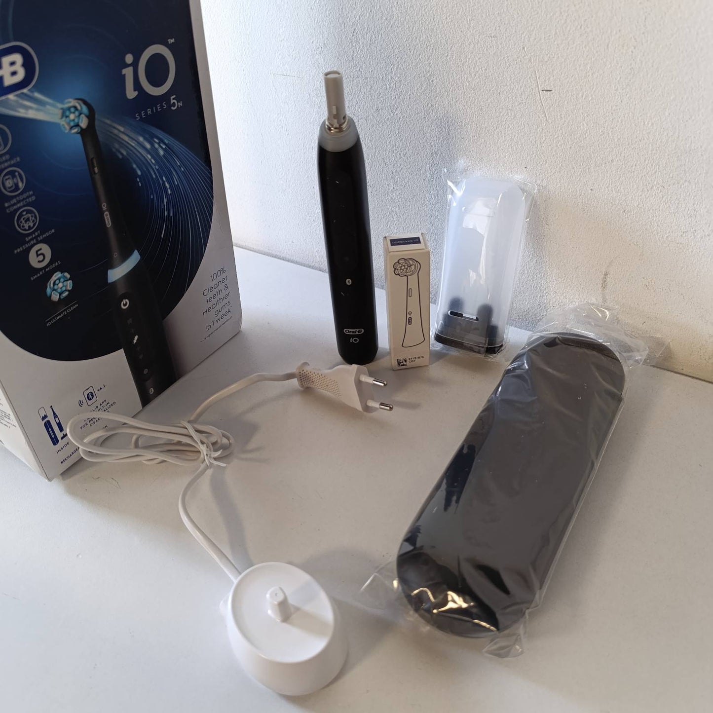 315115 - Furçë dhëmbësh elektrike iO 5 - 5 mënyra larjeje, sensor presioni, bateri e rikarikueshme, çantë mbajtëse, e zezë