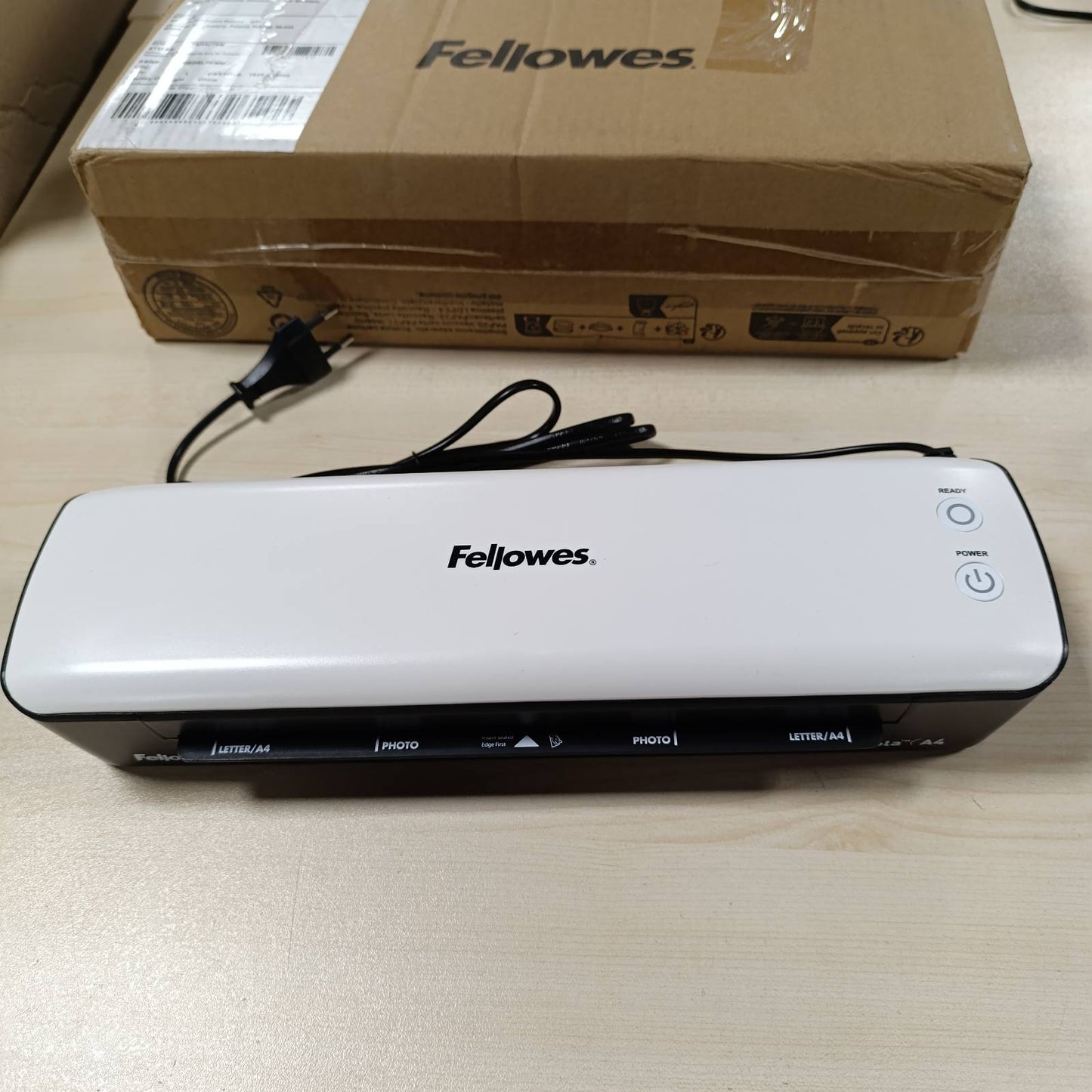 276557 - FELLOWES Laminator Sola A4, 125 Mikronë, Funksione Anti-Bllokim dhe Fikje Automatike, Kohë Ngrohjeje 4-Minutëshe, Për Qese 80-125 Mikronë, E Bardhë, 5745601
