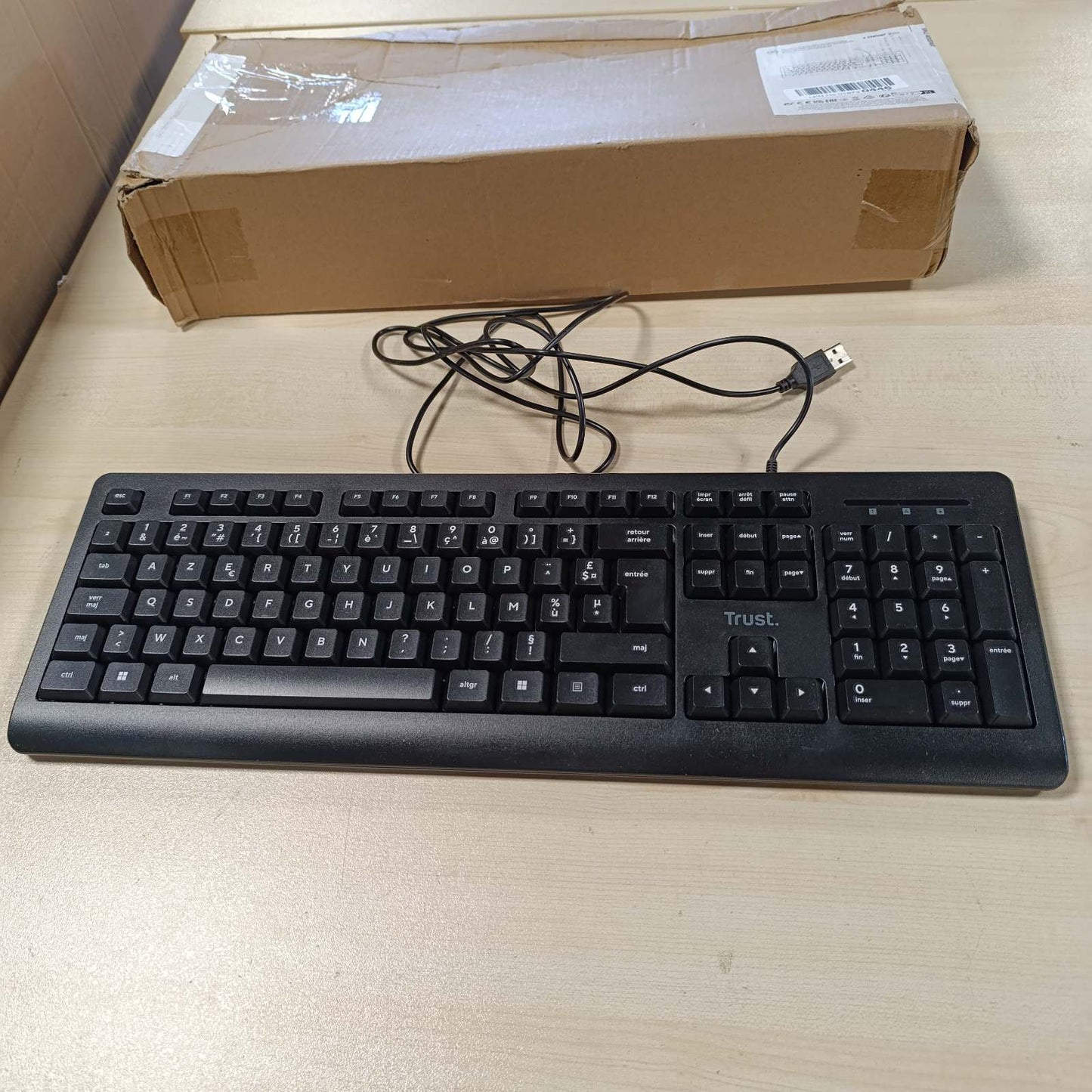 276988 - TASTIERË ME TEL TRUST TARO, AZERTY French, Rezistent ndaj Derdhjeve, e Heshtur, Kabllo USB 1.8 m, Taste të Sheshta, Tastierë PC, Laptop, Kompjuter, Windows, Mac OS - E Zezë