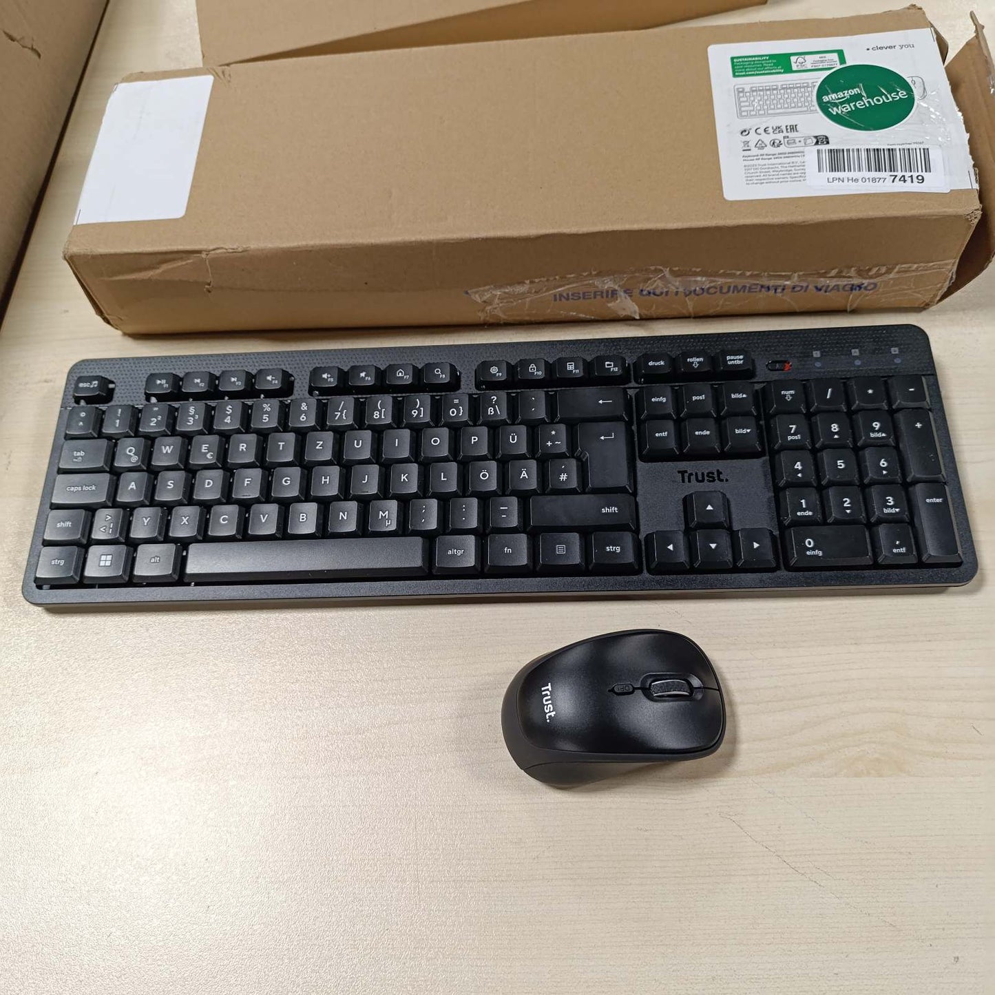 268691 - TRUST YMO II SILENT, Set Tastiere dhe Mausi pa Tel, Paraqitje QWERTZ, Taste të Sheshta, Rezistent ndaj Spërkatjeve, Maus pa Tel 800-1600 DPI, Një Marrës USB, për PC, Laptop, Mac