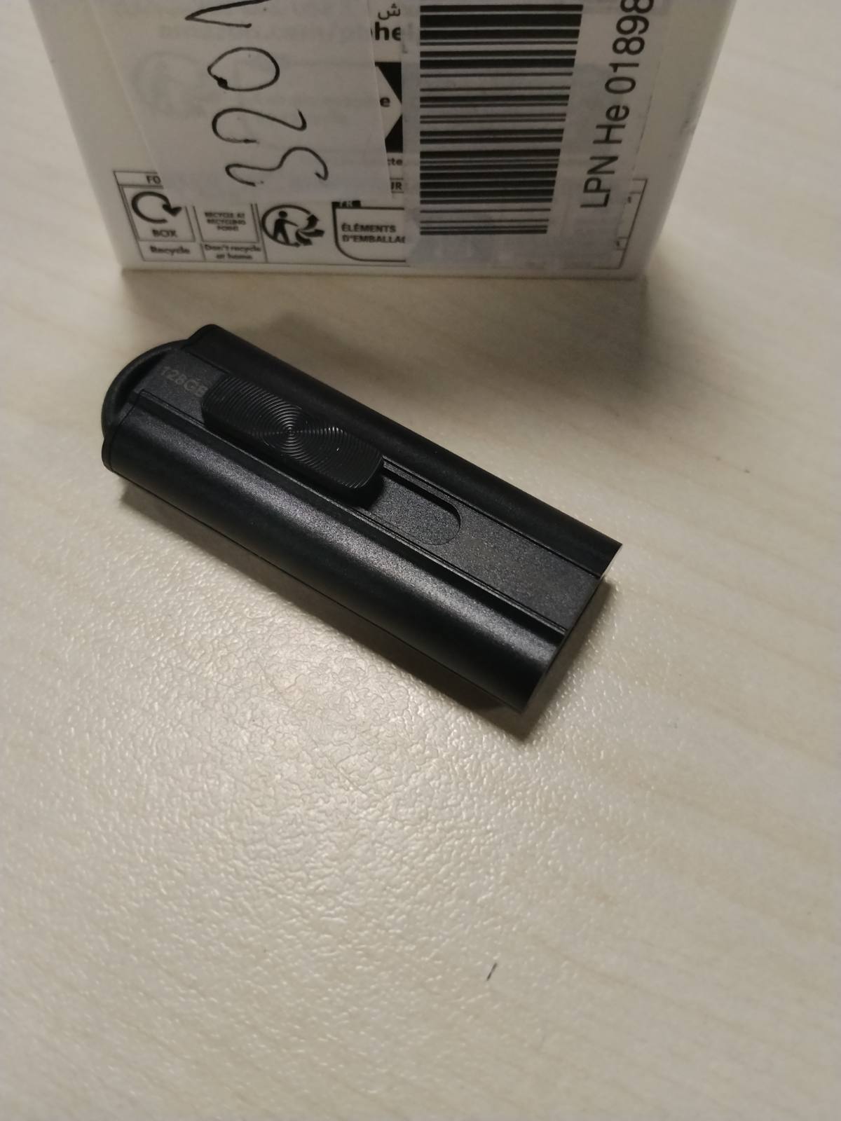 320110 - AMAZON BASICS Njësi flash USB 3.1 128 GB, shpejtësi leximi deri në 130 Mbit/s, e zezë