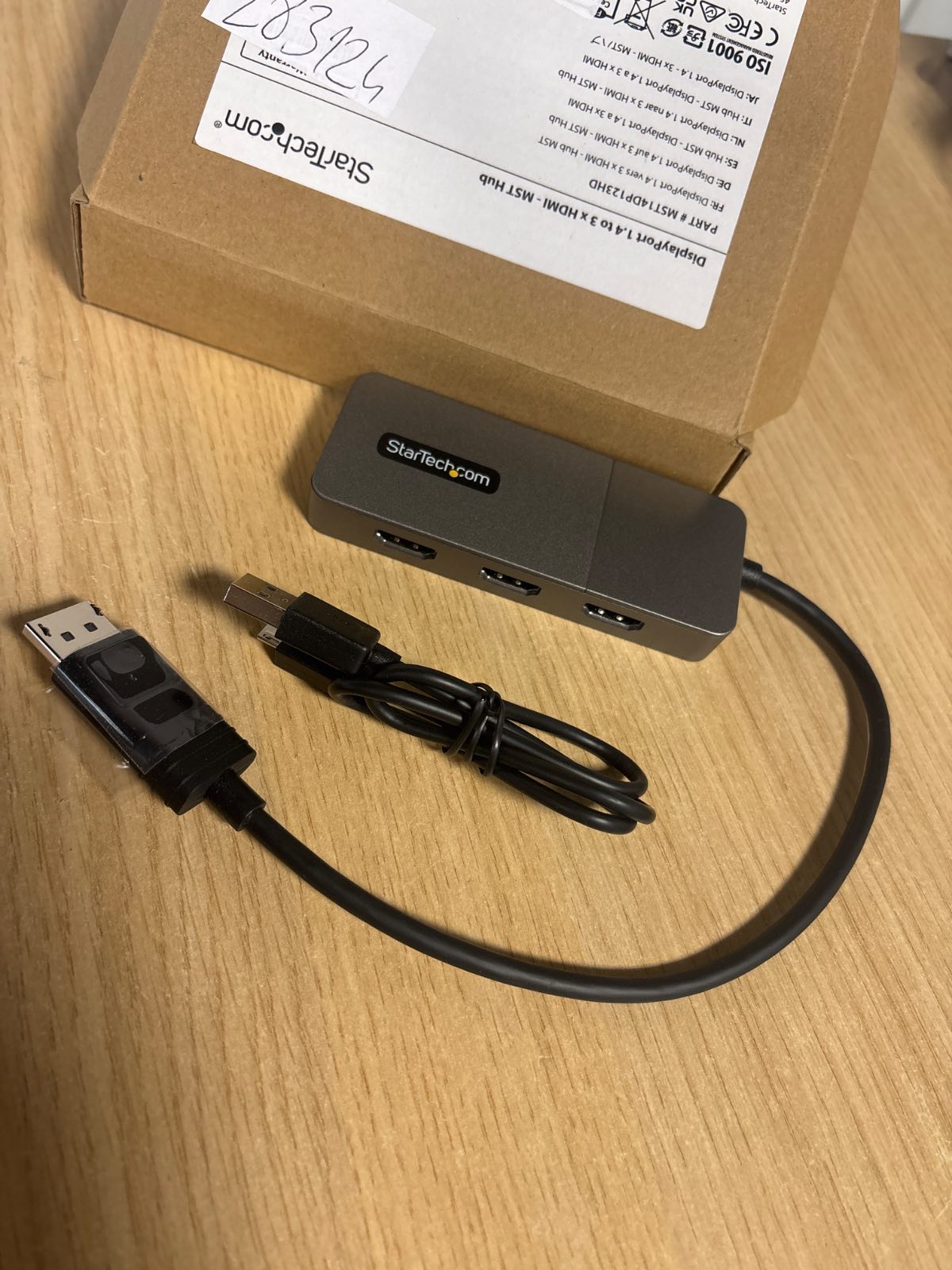 319464 - STARTECH.COM Hub MST me 3 Porta - DisplayPort në 3X HDMI, Tre Monitorë 4K 60Hz, Adaptues Video DP 1.4, Kabllo e Integruar 30 cm, Me Energji USB, Vetëm Windows (MST14DP123HD)