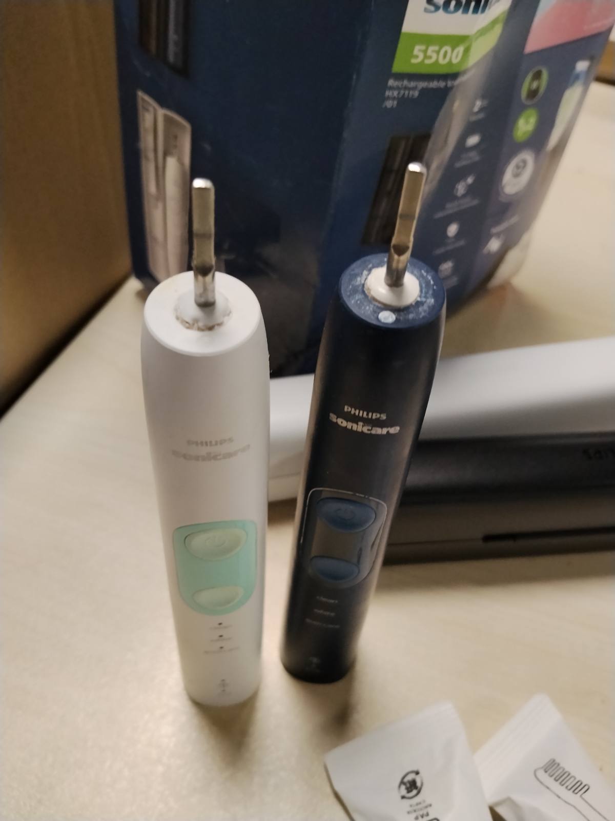 307129 - PHILIPS Furçë dhëmbësh elektrike Sonicare 5500, 2 mënyra pastrimi, kontroll presioni, EasyStart, SmartTimer dhe BrushPacer, e bardhë dhe blu e errët, pako me 2, modeli HX7119/01