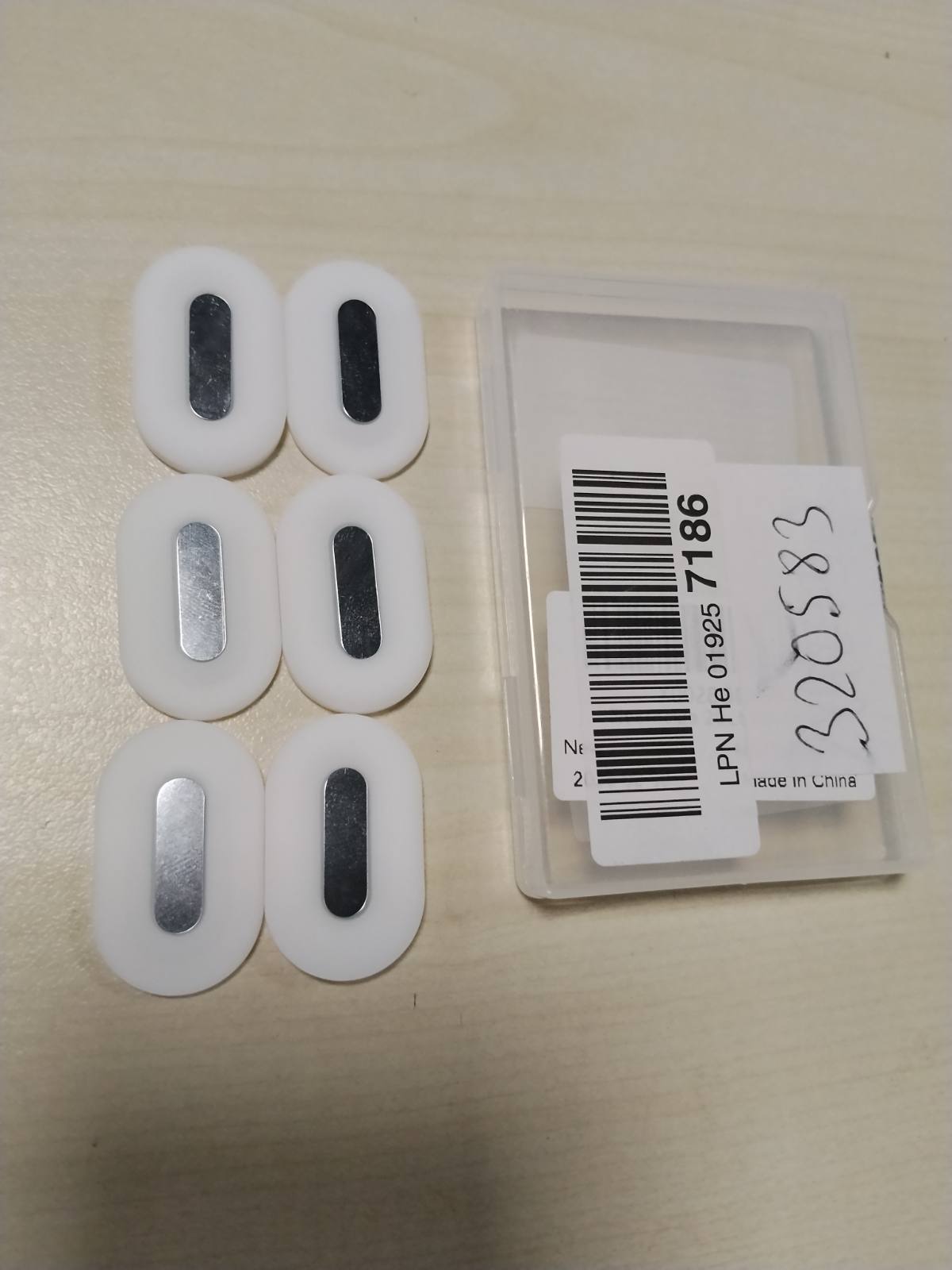 320583 - NEAROCKLE Mbajtëse telekomande super e fortë magnetike 2025, magnet i dyfishtë, vetëngjitëse, universale - telekomandë për montim në mur, aksesorë për TV, montim magnetik për TV (3 copë, e bardhë)