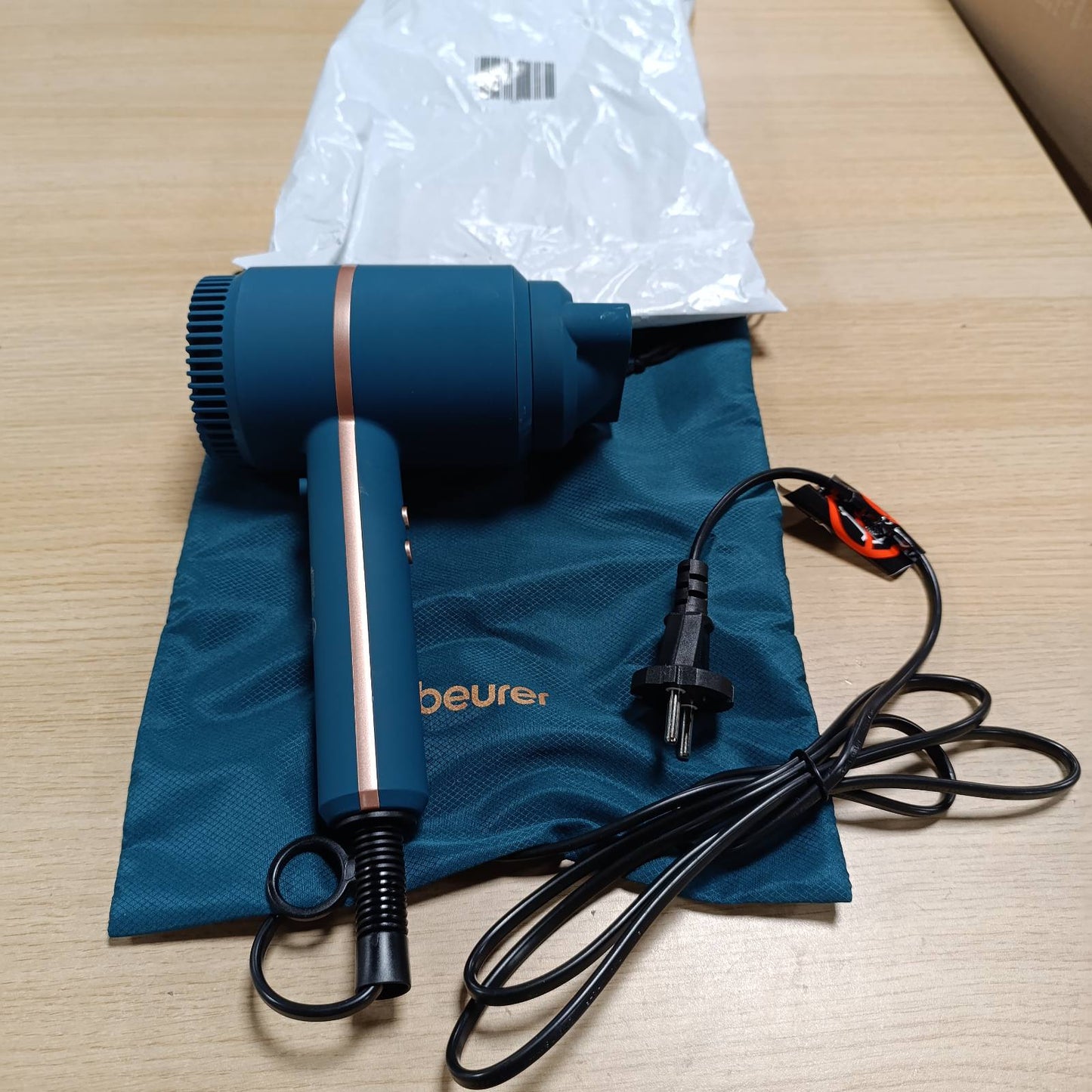 321287 - BEURER HC 35 Tharëse flokësh kompakte me funksion jonik, 1600-2000 vat, ekran LED, përfshirë grykë stilimi dhe çantë ruajtjeje