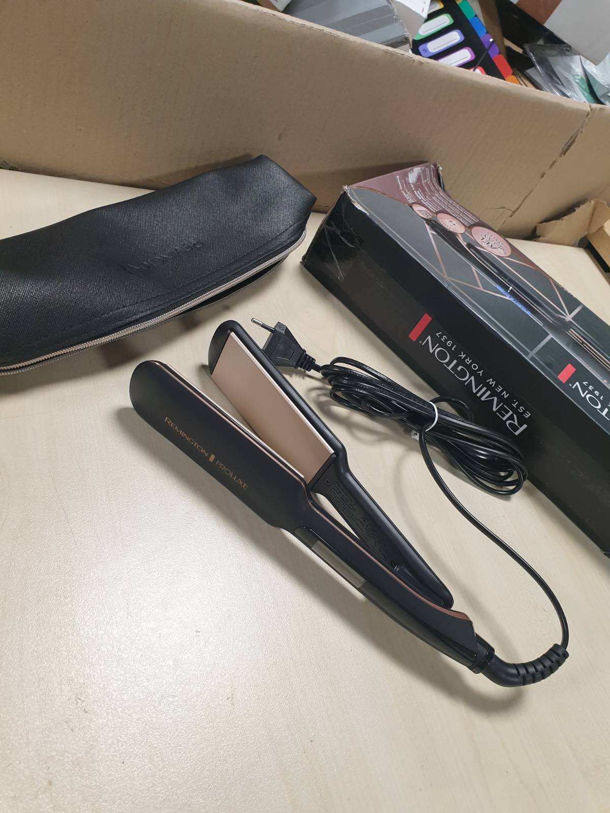 274949 - REMINGTON Pjatëzuese flokësh Proluxe S9150B, Pllaka stilimi qeramike 110 x 50 mm, Teknologjia OPTIheat, Ekran dixhital, Ngrohje e shpejtë
