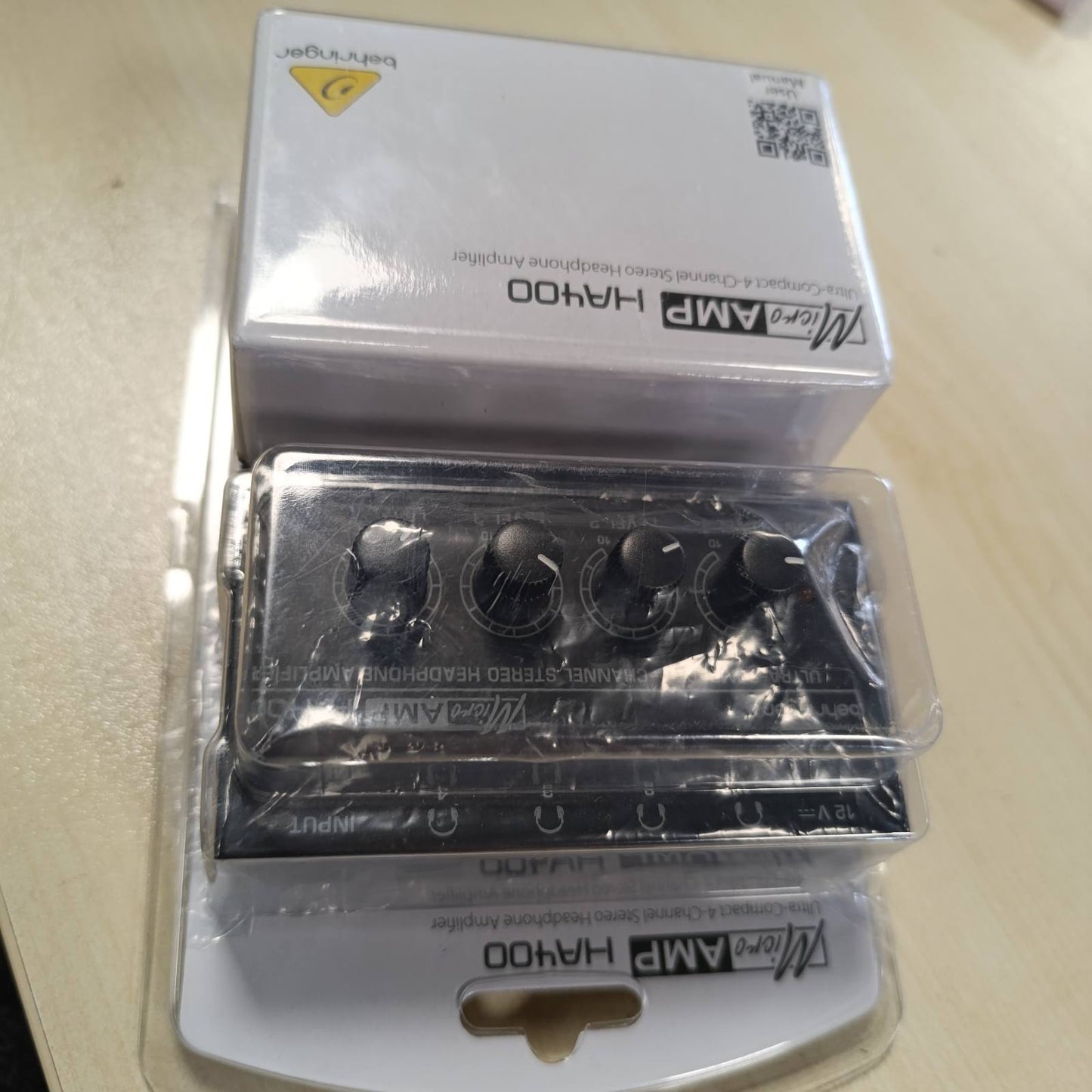 184596 - Behringer MICROAMP HA400 Përforcues ultra-kompakt i kufjeve me 4 kanale stereo