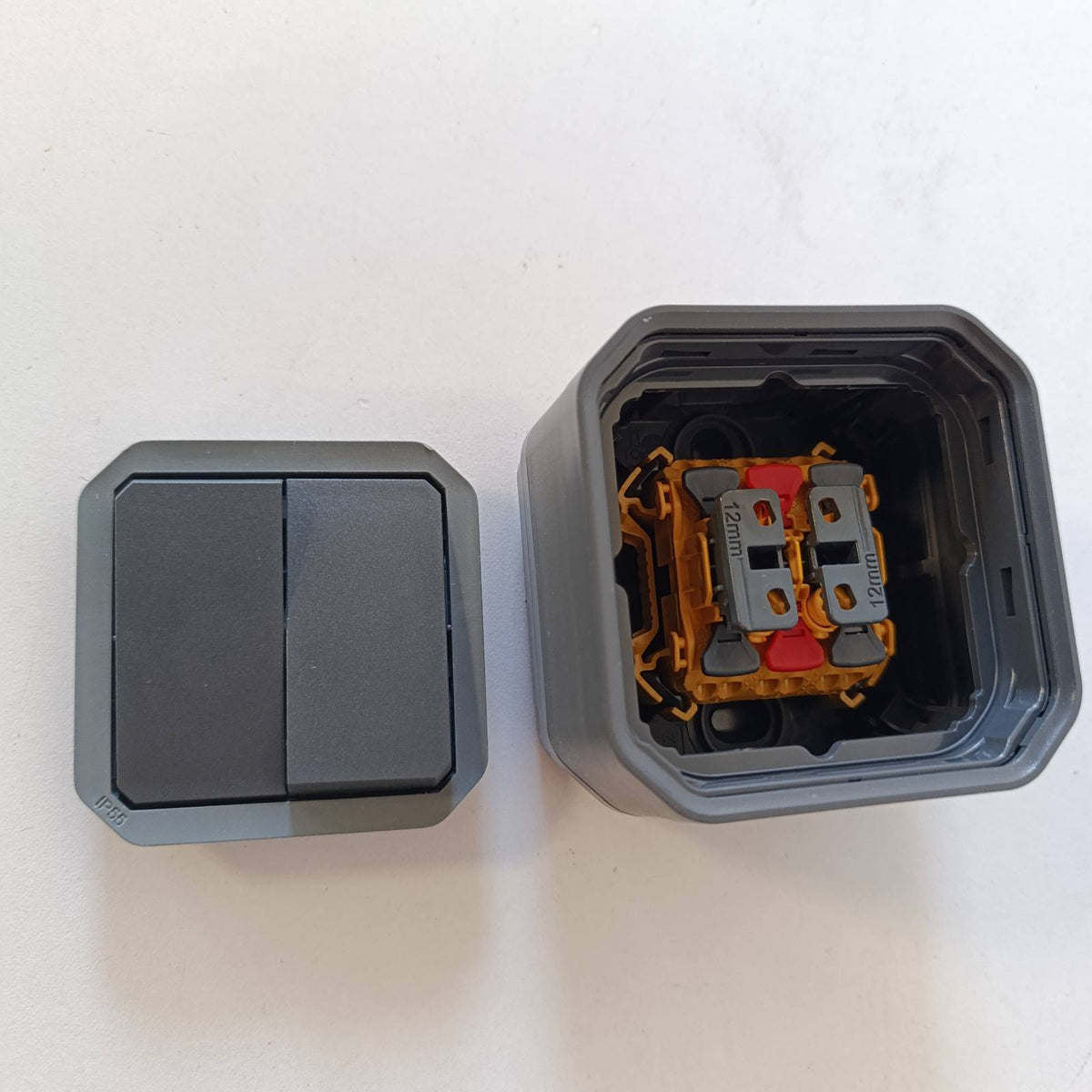 289034 - LEGRAND - Plexo Ndërrues i Dyfishtë, 10A, 250V, IP55, ngjyra antracit, 069775L