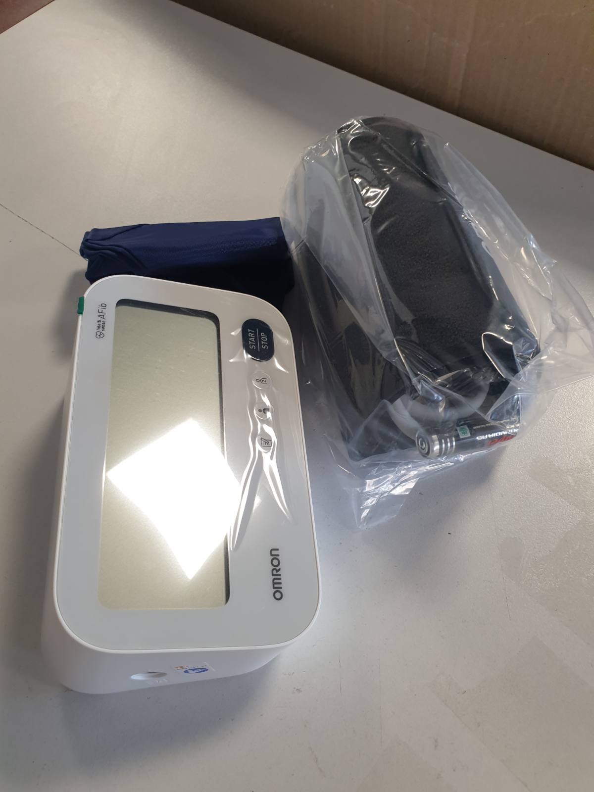 315536 - OMRON X3 COMFORT AFIB - Monitor dixhital i tensionit të gjakut për krahun e sipërm, zbulim automatik të fibrilacionit atrial (AFib), i validuar klinikisht për 2 përdorues
