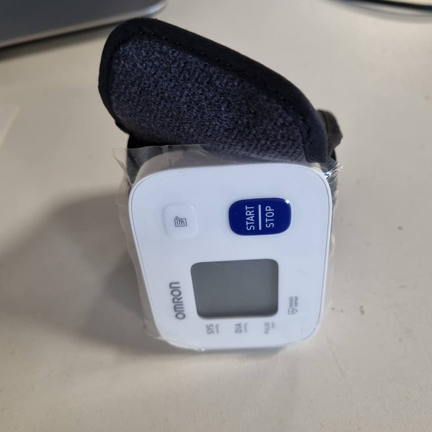 316352 - OMRON Monitor dixhital i tensionit të gjakut për kyçin e dorës RS1, i validuar klinikisht, manshetë 13.5-21.5 cm