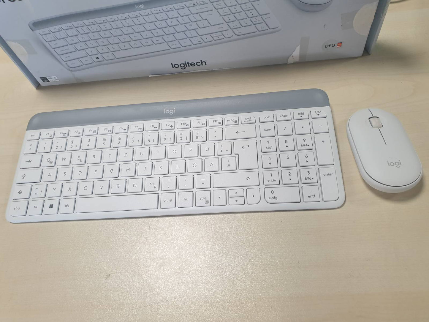 268050 - LOGITECH MK470 - Set tastiere dhe mausi pa tel, i hollë, me paraqitje gjermane, QWERTZ, Windows, i bardhë