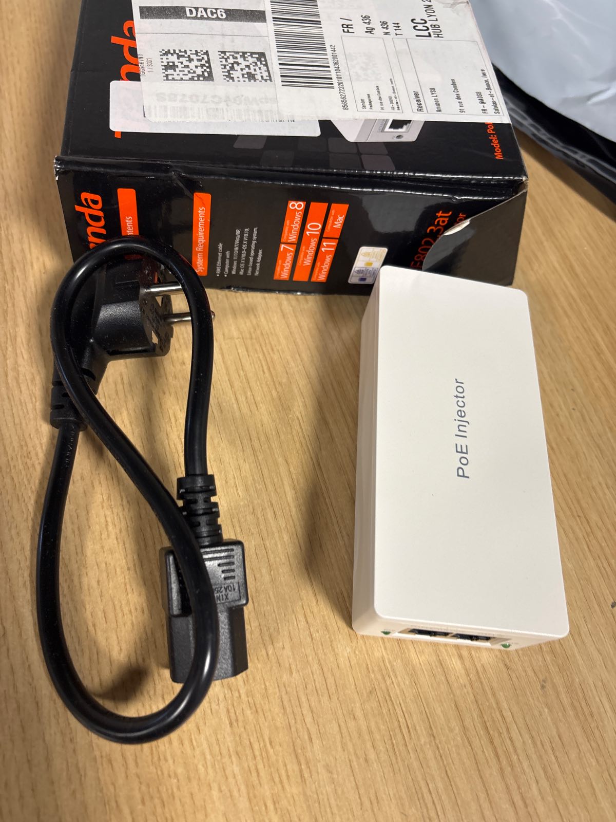 268792 - Tenda Injektor PoE Gigabit IEEE 802.3af/at, 30W, Furnizim me energji PoE 10/100/1000 Mbps, Distancë deri në 100m, Rrjet i Zgjerueshëm pa Priza (POE30G-AT)