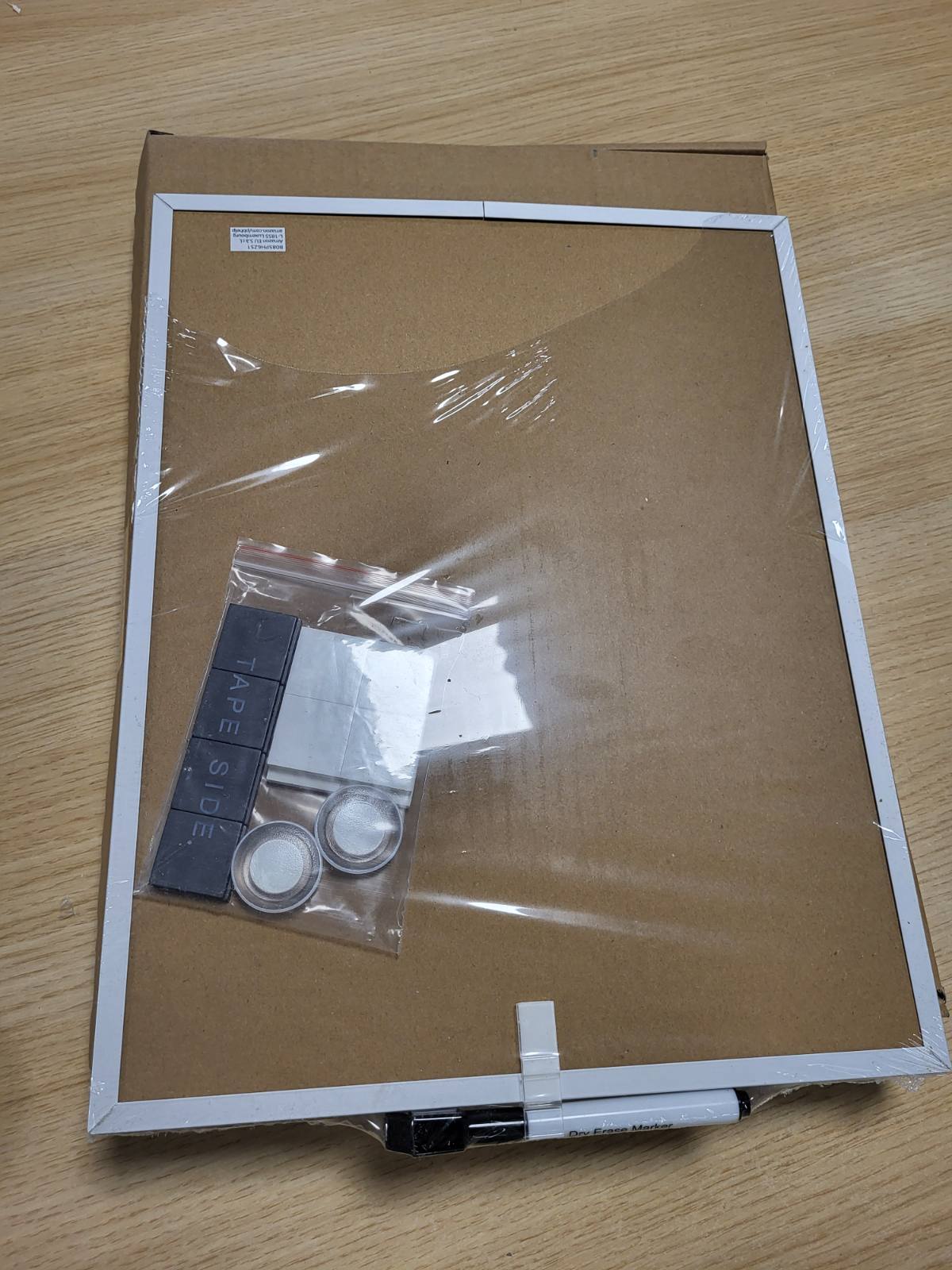 274124 - Amazon Basics Tabelë magnetike e fshirë në mënyrë të thatë me kornizë alumini, për montim në mur vetëngjitës, për shtëpi, zyrë, shkollë, 28cm x 36cm