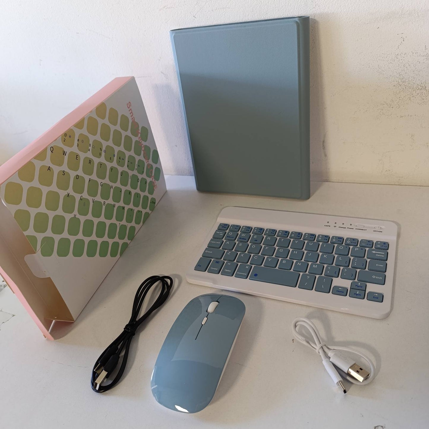 273161 - KMXDD Mbulesë Tastiere Mausi për iPad Mini A17 Pro 2024, Mbulesë iPad Mini e Gjeneratës së 6-të me Taste me Ngjyra, Mbulesë Tastiere Bluetooth e Lëvizshme me Mbajtëse Lapsi (Blu e Mjegullt)