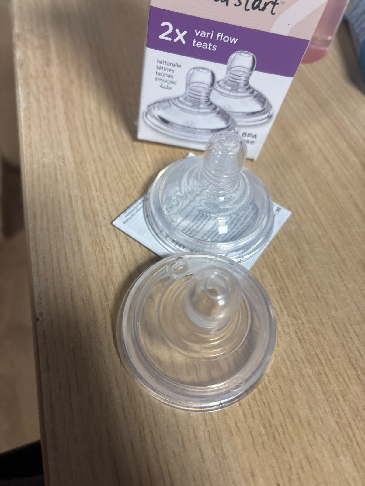 318878 - TOMMEE TIPPEE Thithë shisheje, 0+ Muaj, pako me 2 pjesë, rrjedhje e ndryshueshme, në formë gjiri, valvul antikolike, silikon i butë
