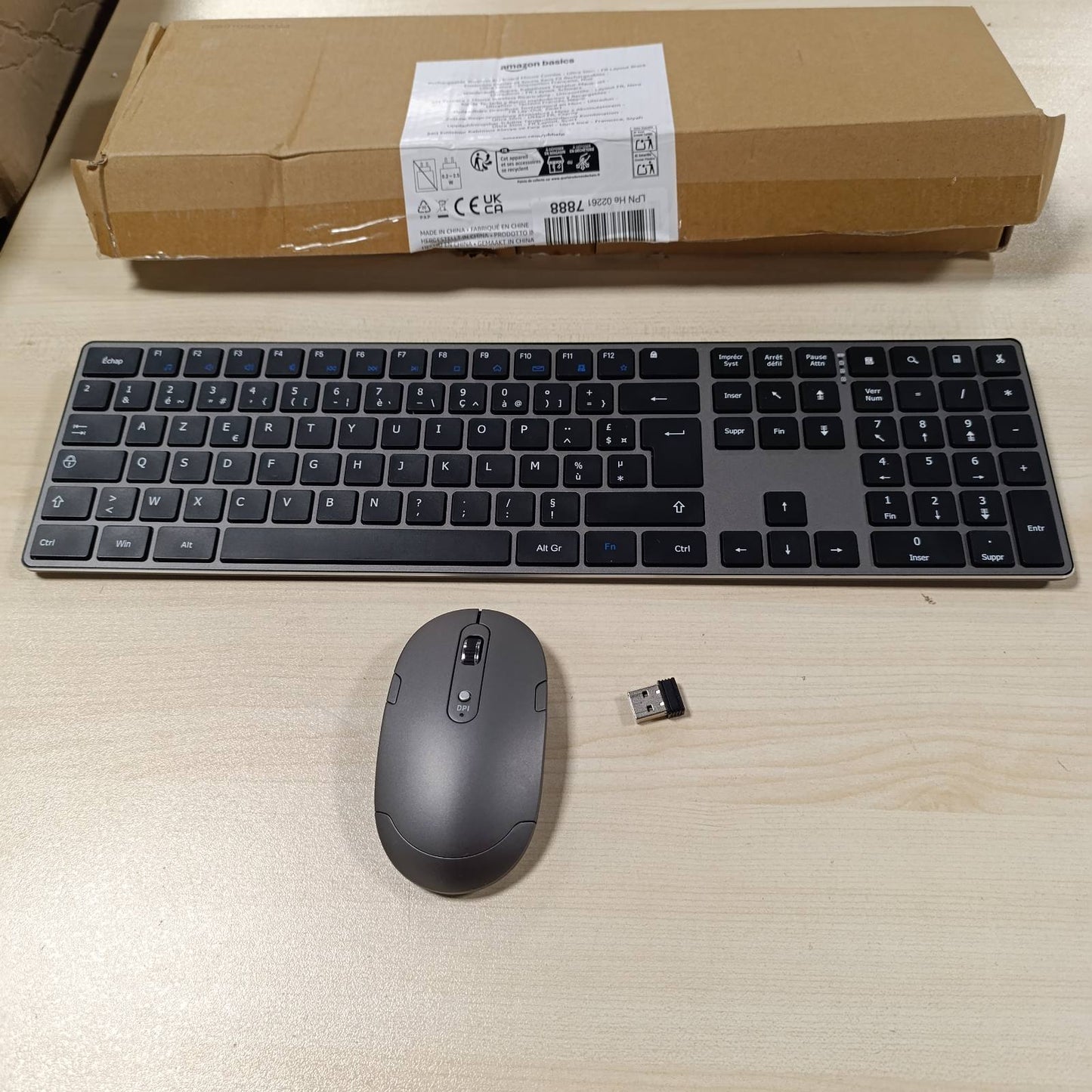 276510 - AMAZON BASICS Maus pa tel i rikarikueshëm, Tastierë e plotë ultra e hollë dhe e heshtur me tastierë numerike, FR Layout gri, e zezë