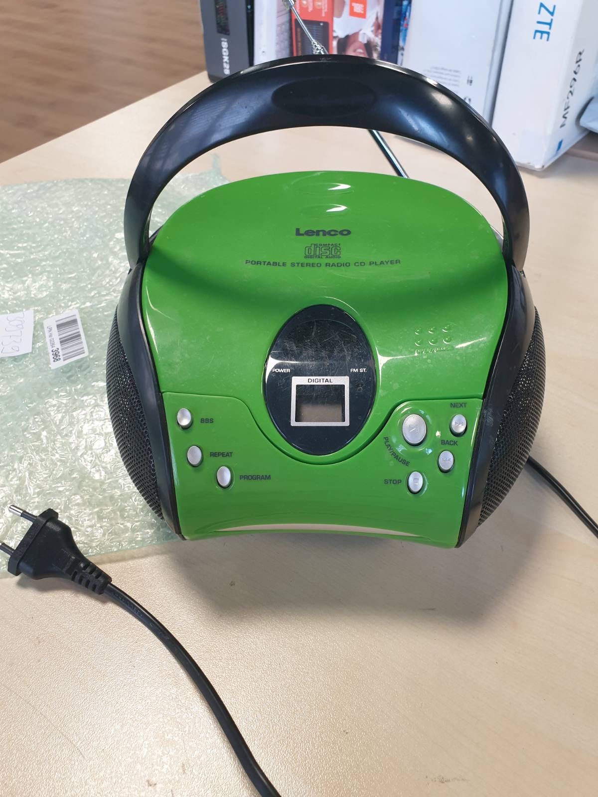 309739 - LENCO SCD24 CD Player për Fëmijë - Radio CD - Boom Box - 2 Furnizime me Energji 1.5 W RMS - Jeshile/E Zezë