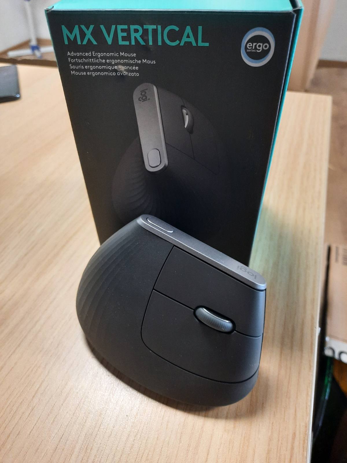 272791 - LOGITECH MX VERTIKAL Maus Ergonomik për Shumë Pajisje, Bluetooth ose 2.4GHz Wireless me USB Unifying, Ndjekje Optike 4K DPI, 4 Butona, Ngarkim i Shpejtë, PC/Mac/iPad - i Zi
