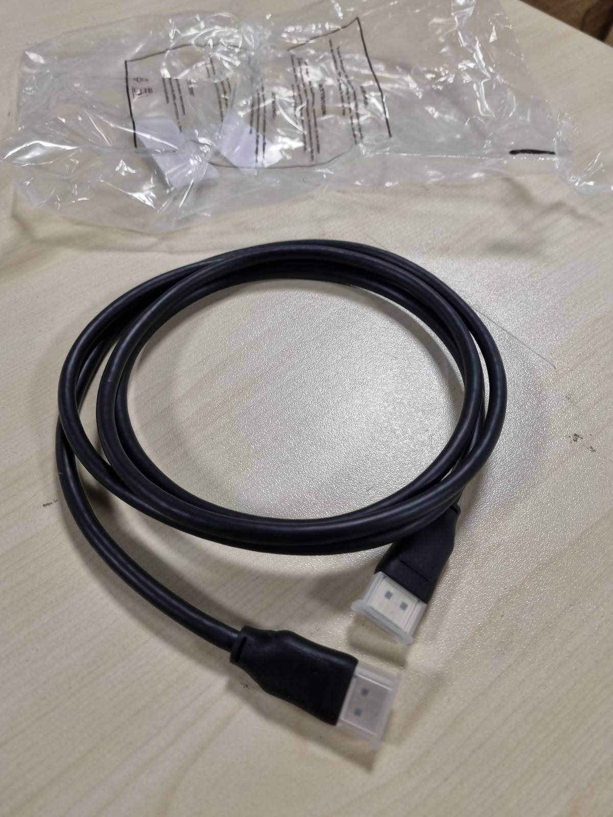 300015 - AMAZON BASICS Kabllo 8K DisplayPort në DisplayPort 1.4, rezolucion video 4K 120Hz dhe 8K 60Hz, mbështetje HDR, e zezë, 1.8 m