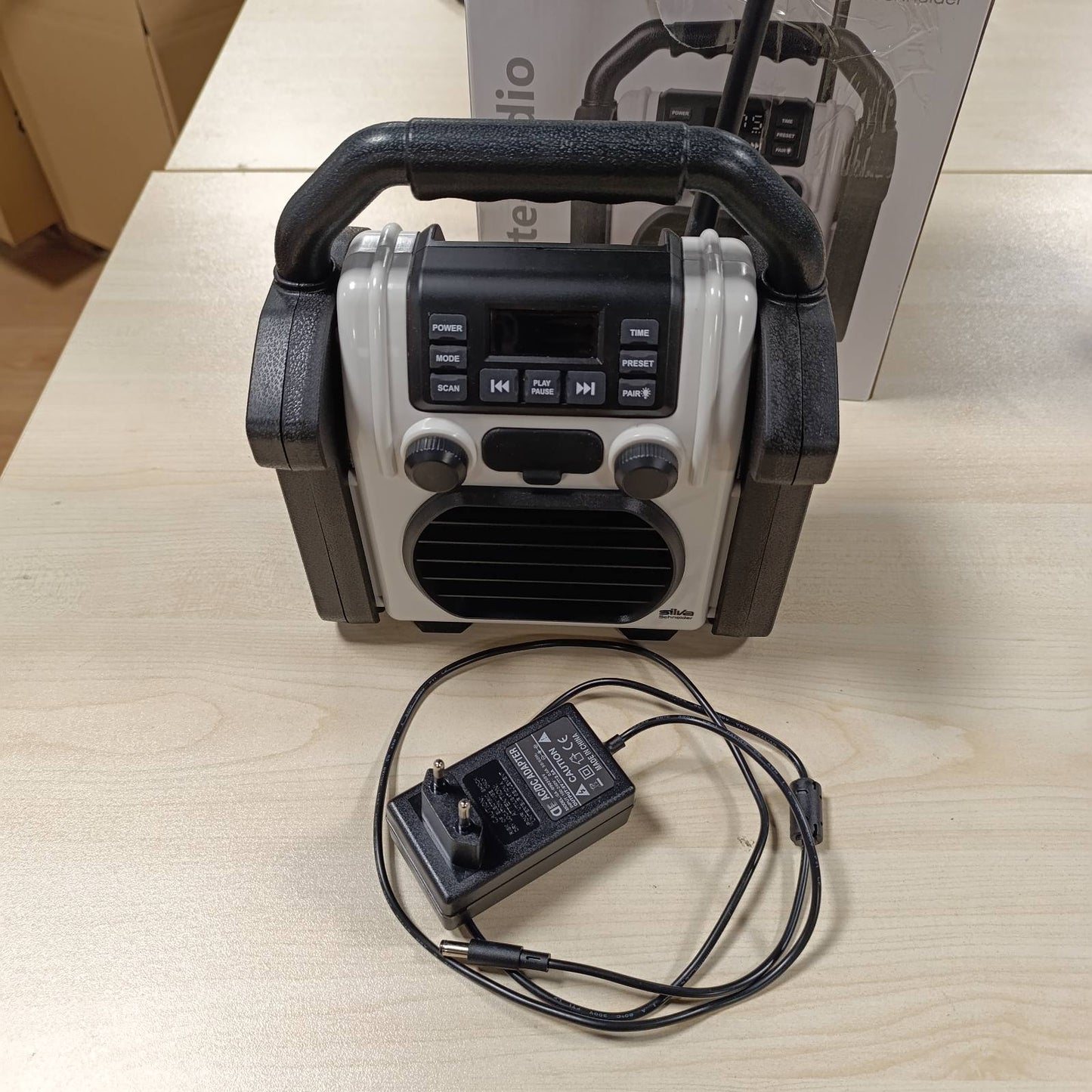 266117 - SILVA SCHNEIDER BR 230 BT, Radio Bluetooth për Kantierin e Ndërtimit - E Verdhë Neoni/E Bardhë e Ngjyrë e Kuqe - Radio Dixhitale PPL, 100 Vat, Rezistente ndaj Pluhurit dhe Ujit IP55, Bateri 4000 mAh, Funksion Karikimi USB, Fener dhe Alarm