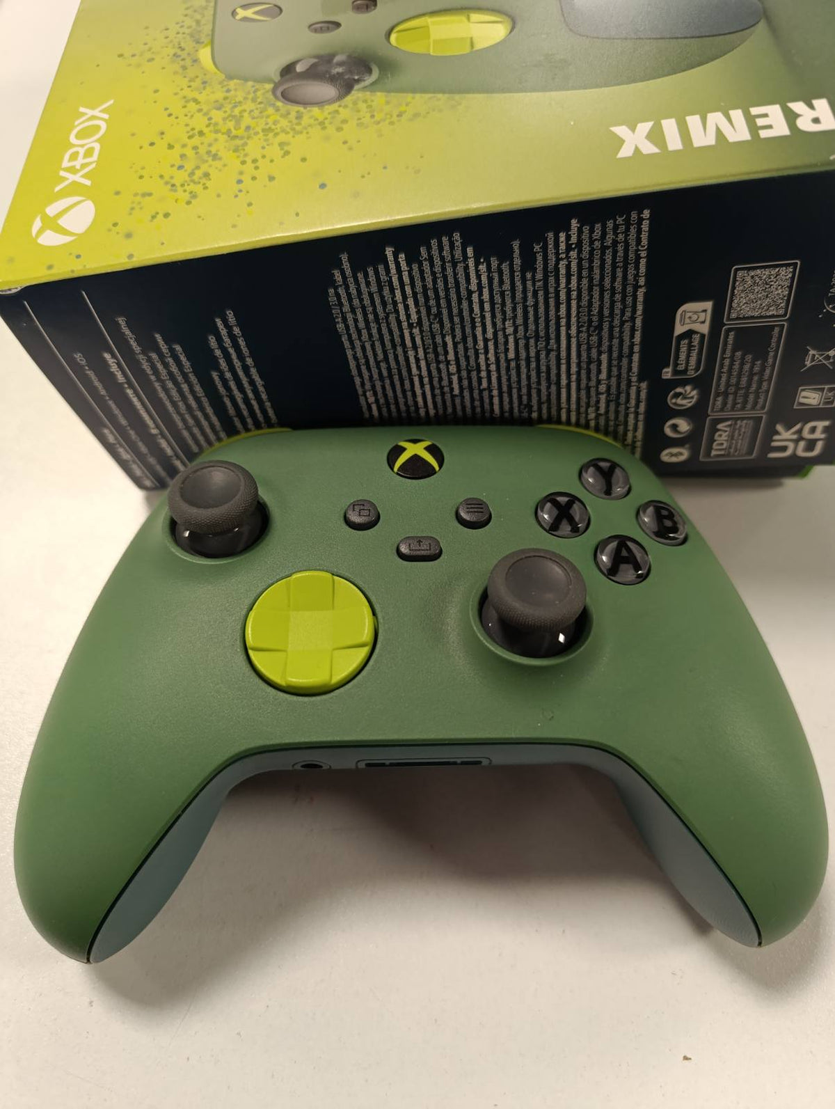 299013 - XBOX Kontrollues pa tel - Edicion special Remix, përfshin kompletin e luajtjes dhe karikimit