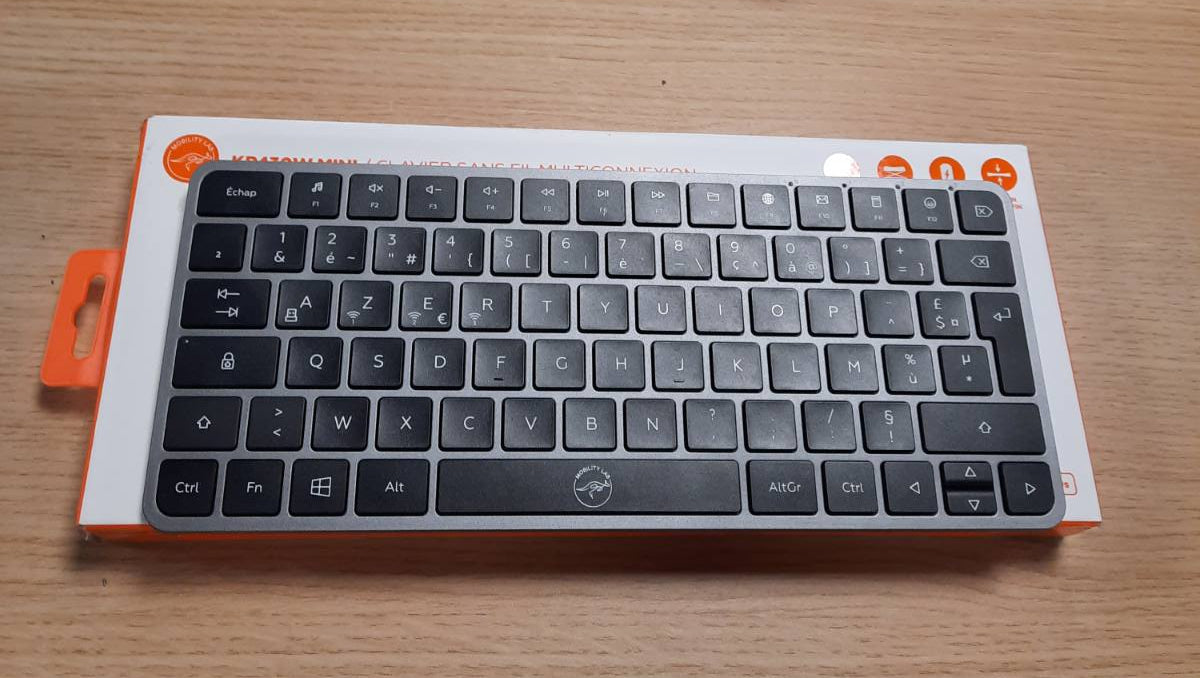 245756 - KP430W Mini - Tastierë Kompakte me Lidhje të Shumëfishta Pa Tel - Marrës USB AZERTY 2.4Ghz + 3 Marrës Bluetooth, 12 Shkurtore Multimediale, Ngarkim i Shpejtë nëpërmjet USB-C - Windows
