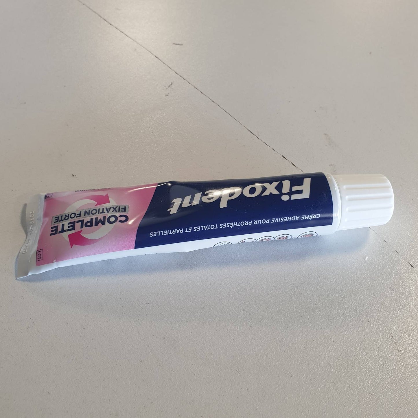 318836 - FIXODENT Krem ngjitës i plotë për proteza, shije neutrale, 70 gramë