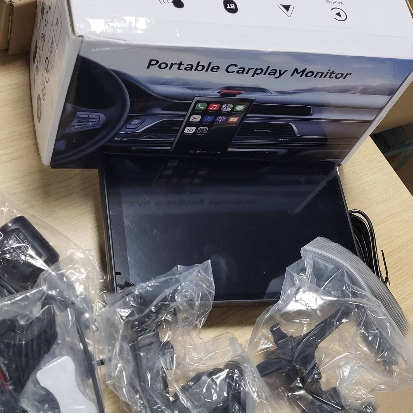 276657 - Ekran me prekje 8" për makinën me CarPlay dhe Android Auto, Bluetooth, radio FM, hyrje AUX, GPS, i pajtueshëm me iOS dhe Android