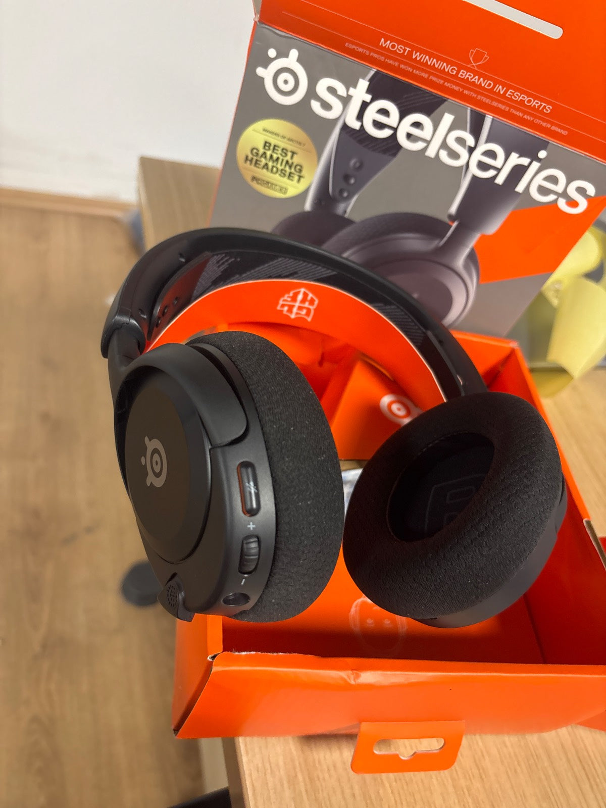 186089 - SteelSeries Arctis Nova 1 – Kufje gaming për sisteme të ndryshme, me drejtues audio me cilësi të lartë, zë hapësinor 360°, dizajn të rehatshëm, të qëndrueshëm dhe shumë të lehtë, me mikrofon që anulon zhurmën për PC.