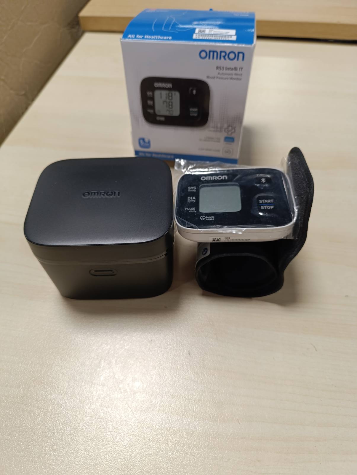 315677 - OMRON Monitor tensioni i gjakut RS3 Intelli IT, i validuar klinikisht, aplikacion falas për iOS/Android, manshetë 13.5 – 21.5 cm, 30 vendndodhje memorieje