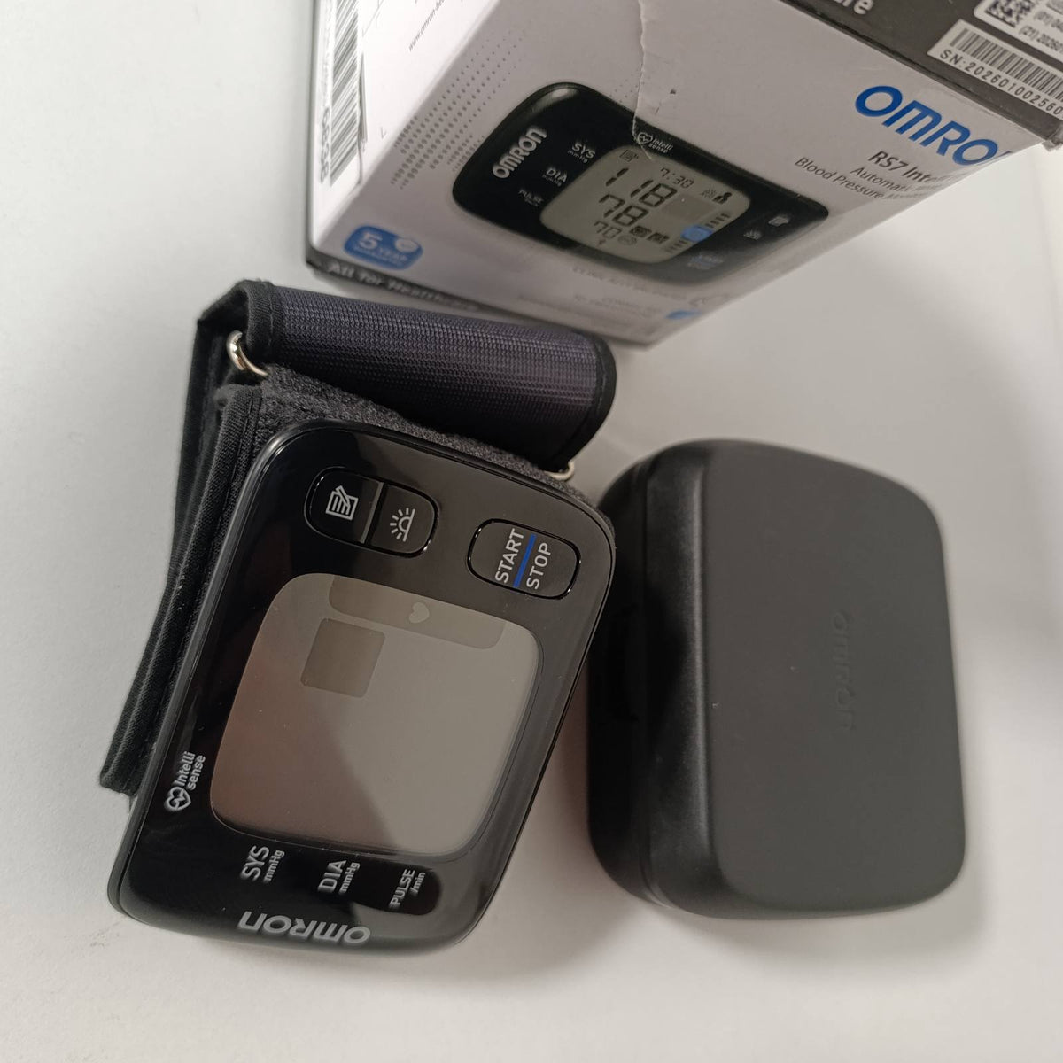 315460 - INTELLI IT, monitor dixhital i tensionit të gjakut në kyçin e dorës, i pajtueshëm me Bluetooth, i përshtatshëm për individë mbipeshë, i validuar klinikisht.