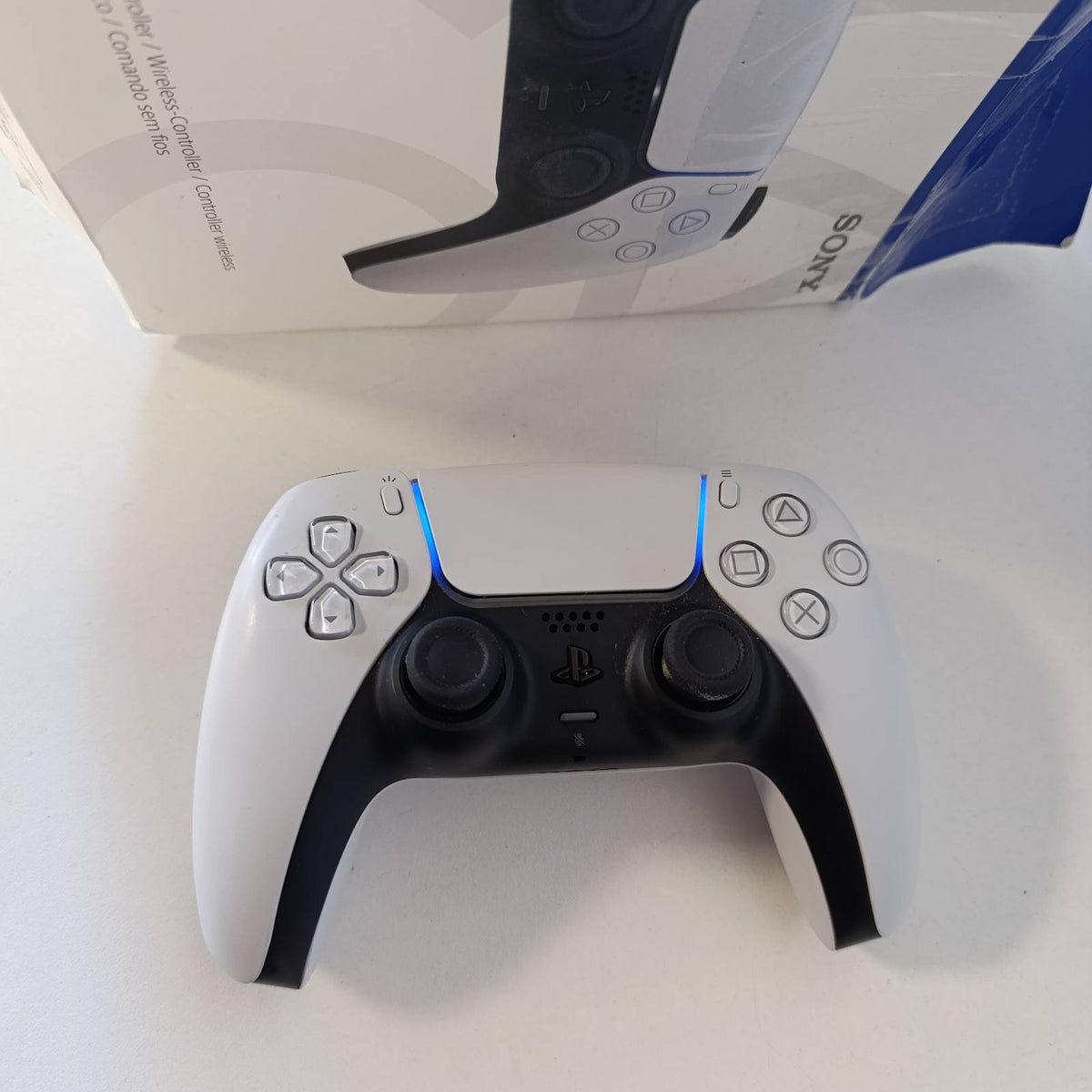 319441 - SONY PLAYSTATION, Kontrollues Zyrtar DualSense 5, pa tel, reagim haptik, shkelës adaptues, mikrofon i integruar, bateri e rikarikueshme, i përputhshëm me PS5/PC, ngjyra: dy ngjyrash