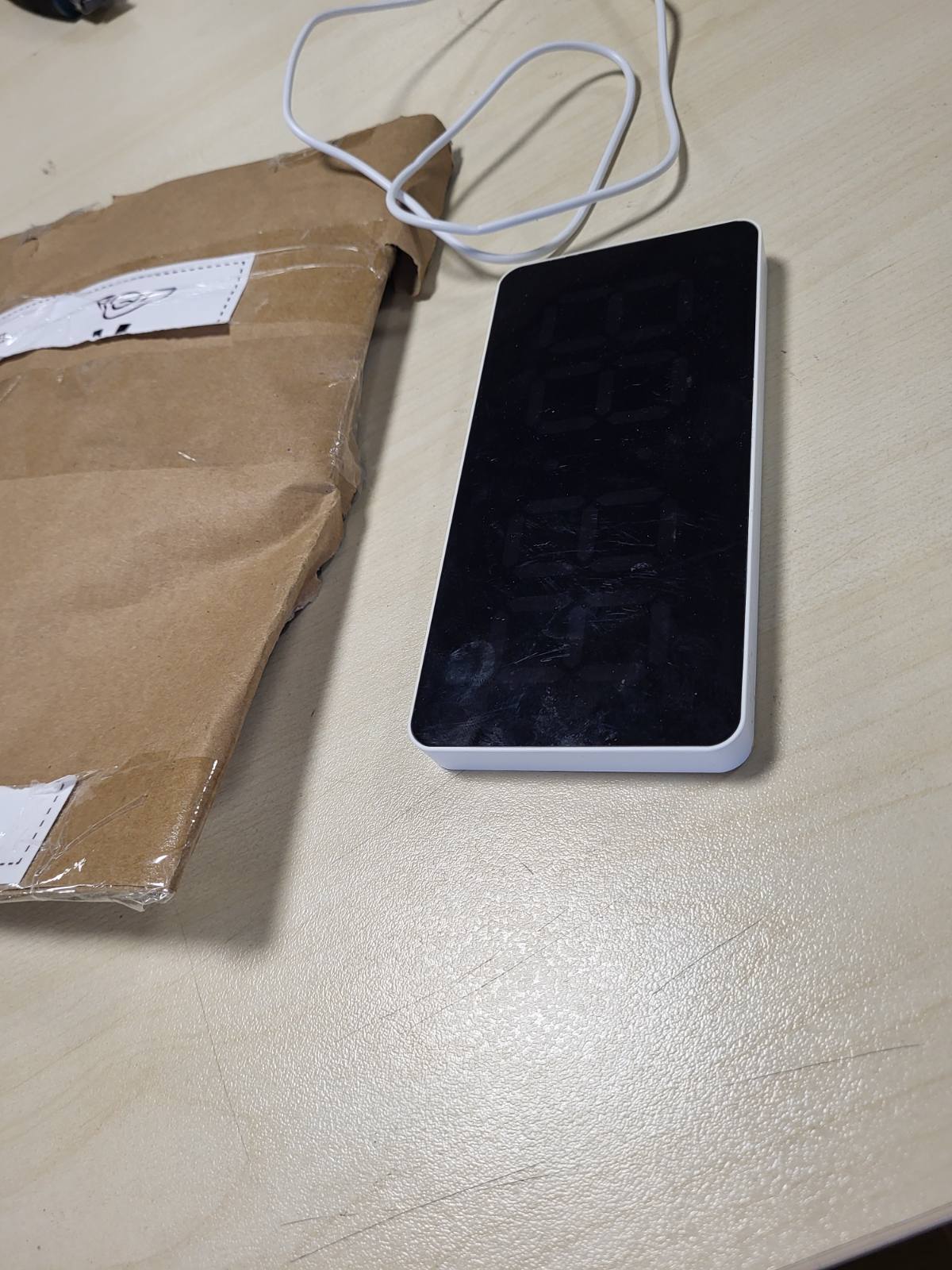 277080 - TechniSat Viola AC-1 - Orë dixhitale me zile, ekran LCD 4.5 inç, shfaq kohën, datën dhe temperaturën, e zbehtë në 3 nivele, 2 kohë alarmi, funksionim me rrjet elektrik - kërkohet adaptor energjie USB