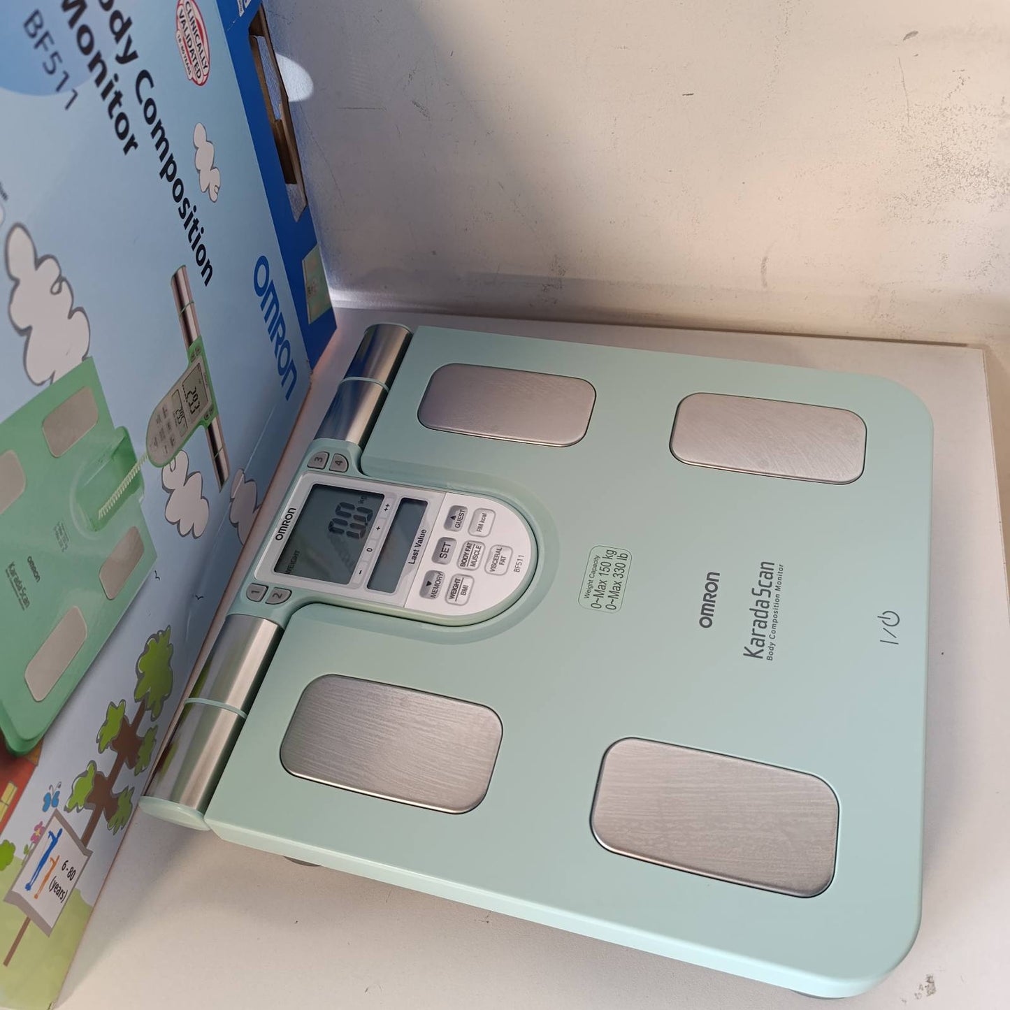 315404 - OMRON BF511 Peshore Personale, Peshore e dhjamit trupor, 8 sensorë, matje nga dora në këmbë, kapacitet deri në 150 kg, për të rritur dhe fëmijë nga mosha 6 vjeç