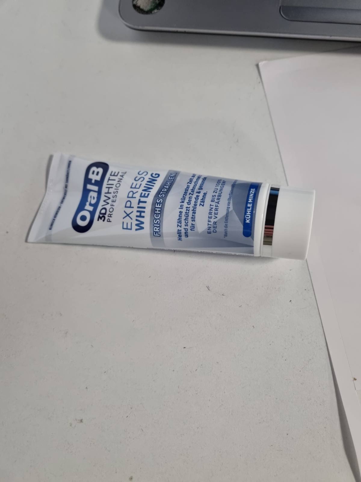306979 - PASTË DHËMBËSH ZBARDHUese ORAL-B 3D WHITE PROFESSIONAL EXPRESS PËR NJË BUZËQESHJE TË FRESKËT DHE TË NDRITSHME, ZBARDHJE DHËMBËSH NË KOHË REALE, MENTE E FRESKËT — 1 X 75ML