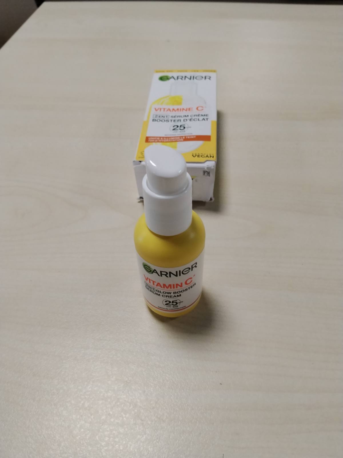 302425 - GARNIER Skin Active Serum 2-në-1, 50 ml, Hidratim dhe shkëlqim 72-orësh, SPF 25, Vitaminë C, Vegan