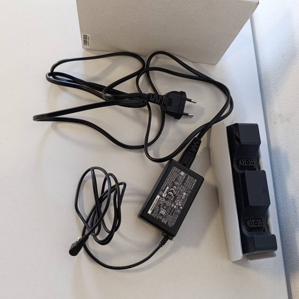 319947 - SONY Stacion karikimi për PlayStation për 2 kontrollues DualSense 5, karikim i shpejtë dhe i njëkohshëm, dizajn me klikim të lehtë, ngjyra: Dy-tone