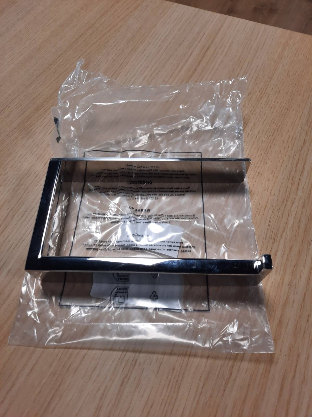 198481 - SAYAYO - Mbajtëse Letre Higjienike Ngjitëse, E Bërë nga Çeliku Inox, Për Banjo ose Kuzhinë, Krom i Lëmuar, Ana e Djathtë, Modeli EGJF2311R-3M-C, Nuk Kërkon Shpim