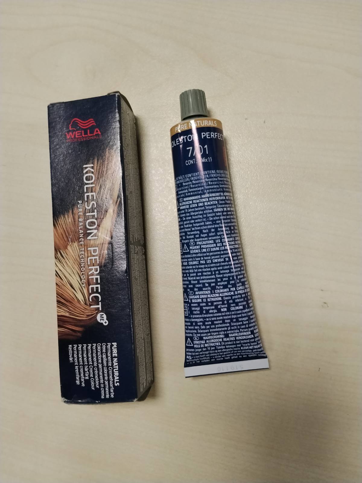 302469 - WELLA PROFESSIONALS Koleston Perfect Pure Naturals, Ngjyrë e përhershme për flokë, 60ml, 100% mbulim të thinjave, 07/01 Bjonde e Mesme Natyrale Hiri