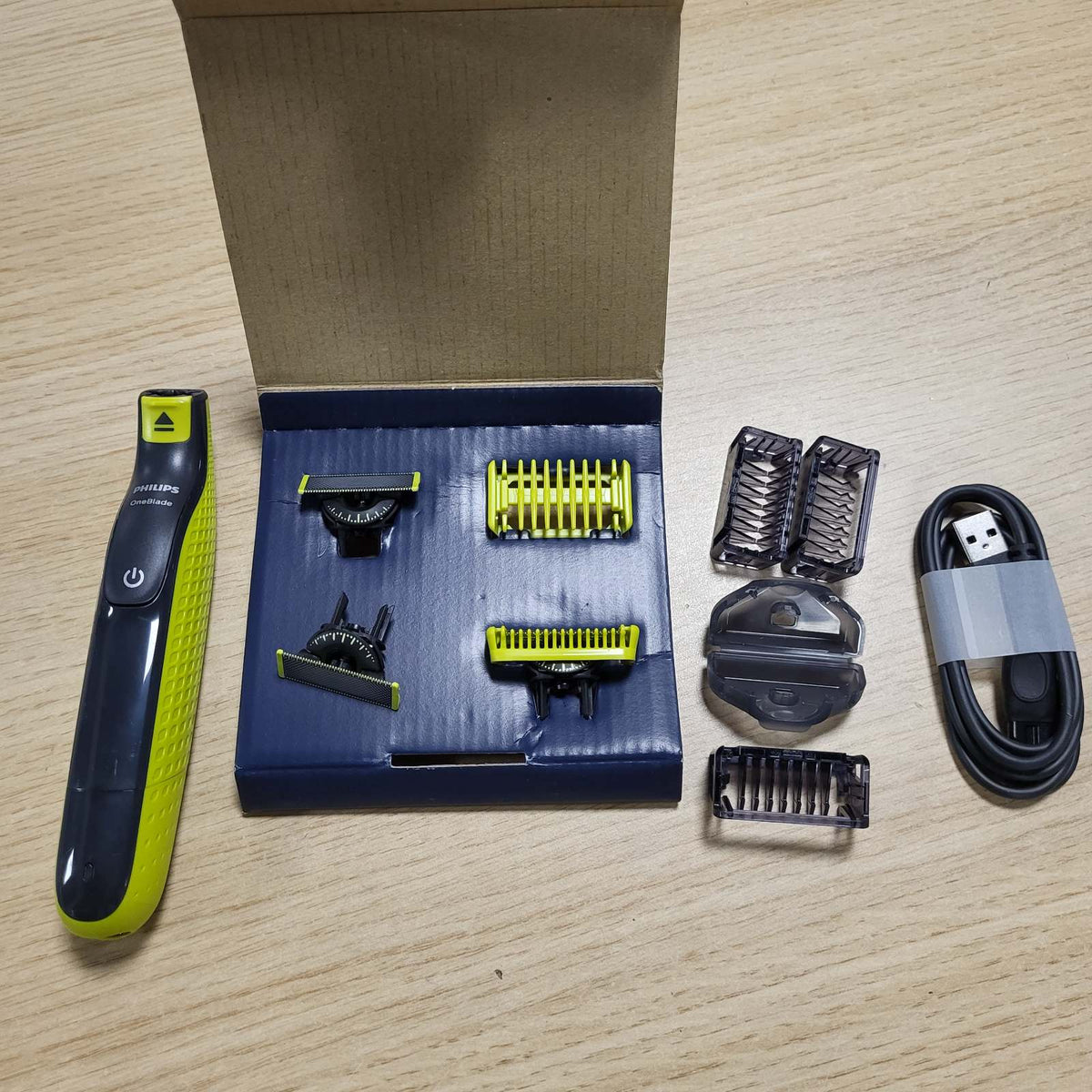 296660 - PHILIPS Prerës elektrik OneBlade 360 për fytyrën dhe trupin, 3 tehe 360, 3 krehër mjekre (1, 3, 5 mm), 1 komplet trupi, Modeli QP2824/31, Pesha: 200 g