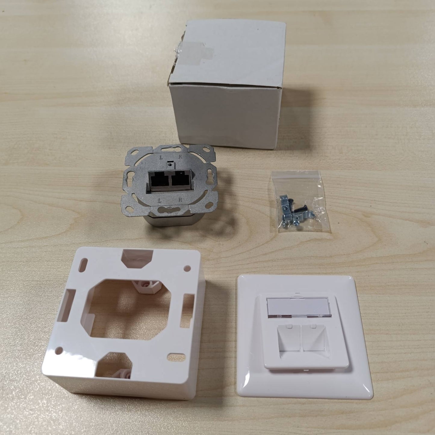 267263 - DIGITUS Kutia e Lidhjes LSA Cat-6 – 2 Porta RJ45 – Prizë Rrjeti për Montim Sipërfaqësor ose të Rriptë – Hyrje Horizontale e Kabllit – 1 Gbps – I Mbrojtur – Kompatibël me PoE – E Bardhë RAL9003