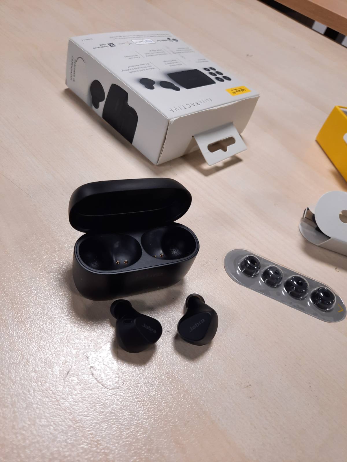 276180 - JABRA Kufje Bluetooth Elite 3 Aktive në Vesh - Përshtatje e Sigurt Sportive dhe Anulim Aktiv i Zhurmës (ANC) - Kufje pa tel, të papërshkueshme nga uji - me Spotify Tap Playback dhe Google Fast Pair - të Zeza